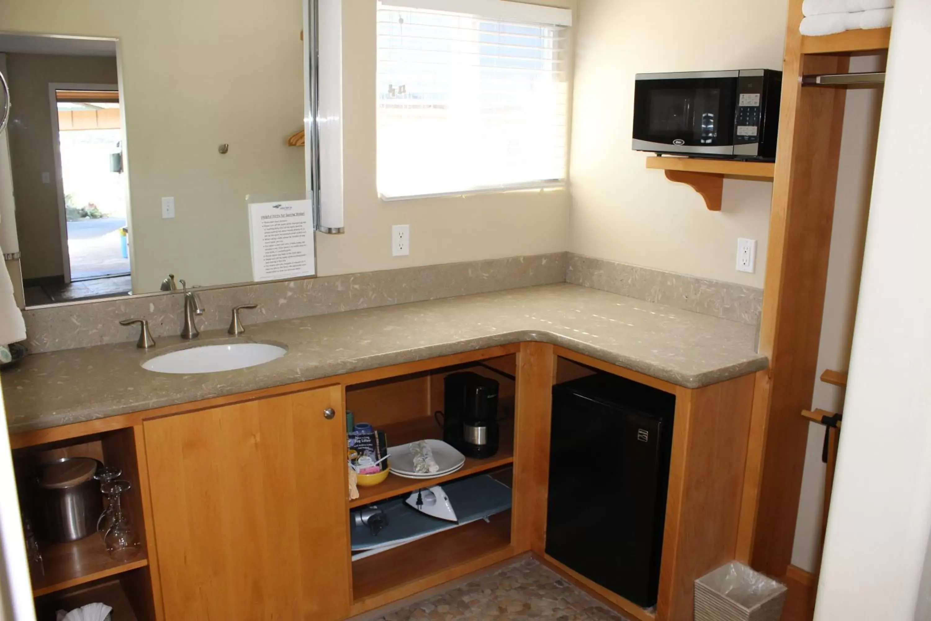 Bathroom, Kitchen/Kitchenette in Cambria Shores Inn