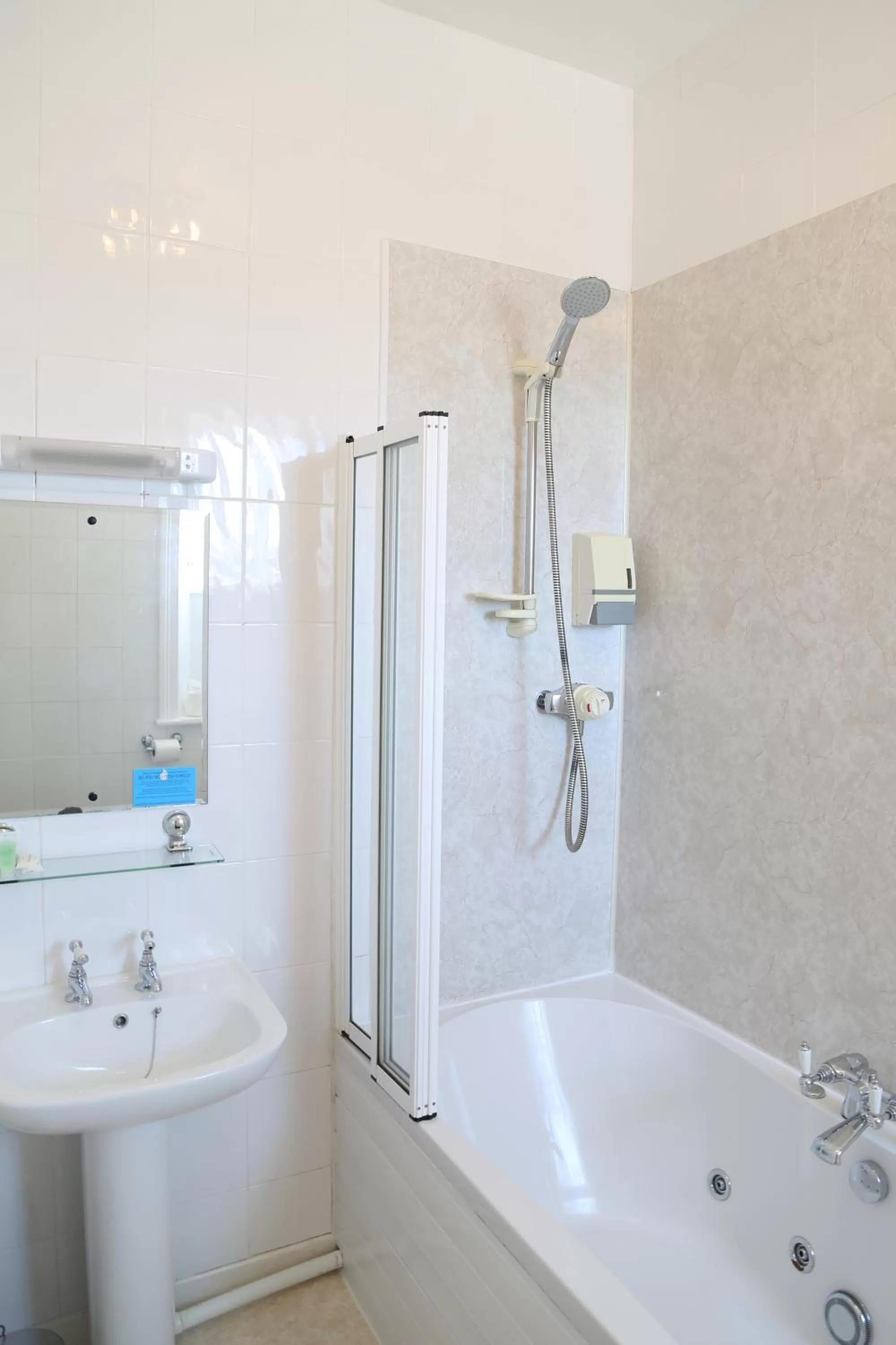 Shower in Keswick Park Hotel