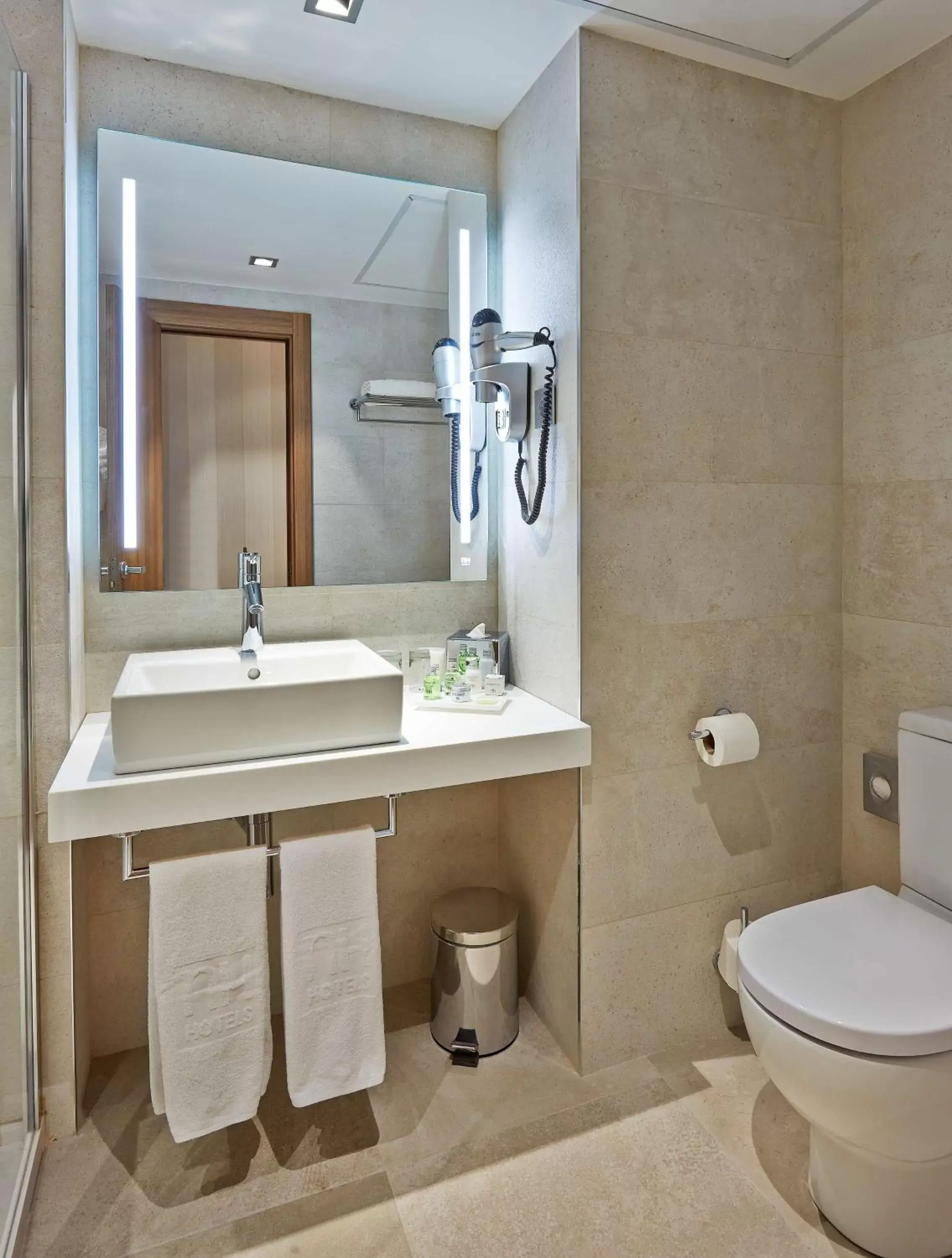 Photo of the whole room, Bathroom in NH Barcelona Les Corts