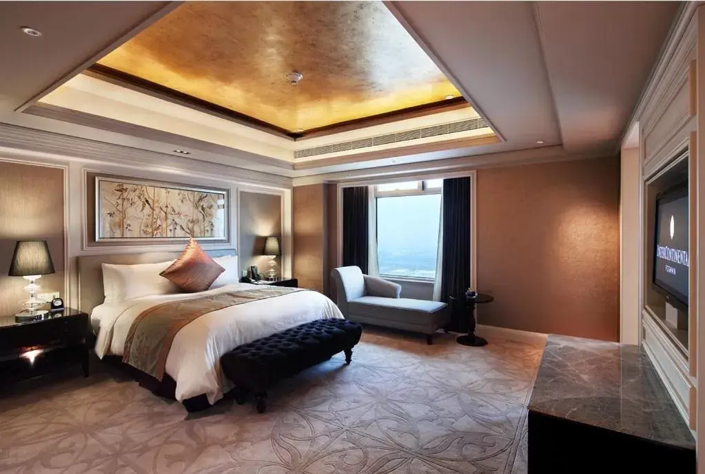 Bed in InterContinental Foshan, an IHG Hotel