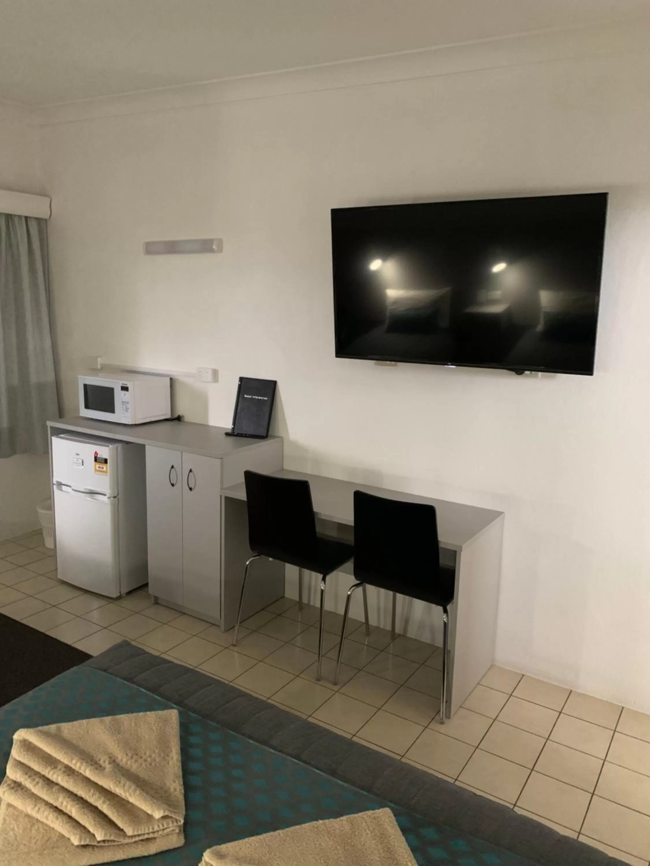 Kitchen or kitchenette in Glen Innes Motel