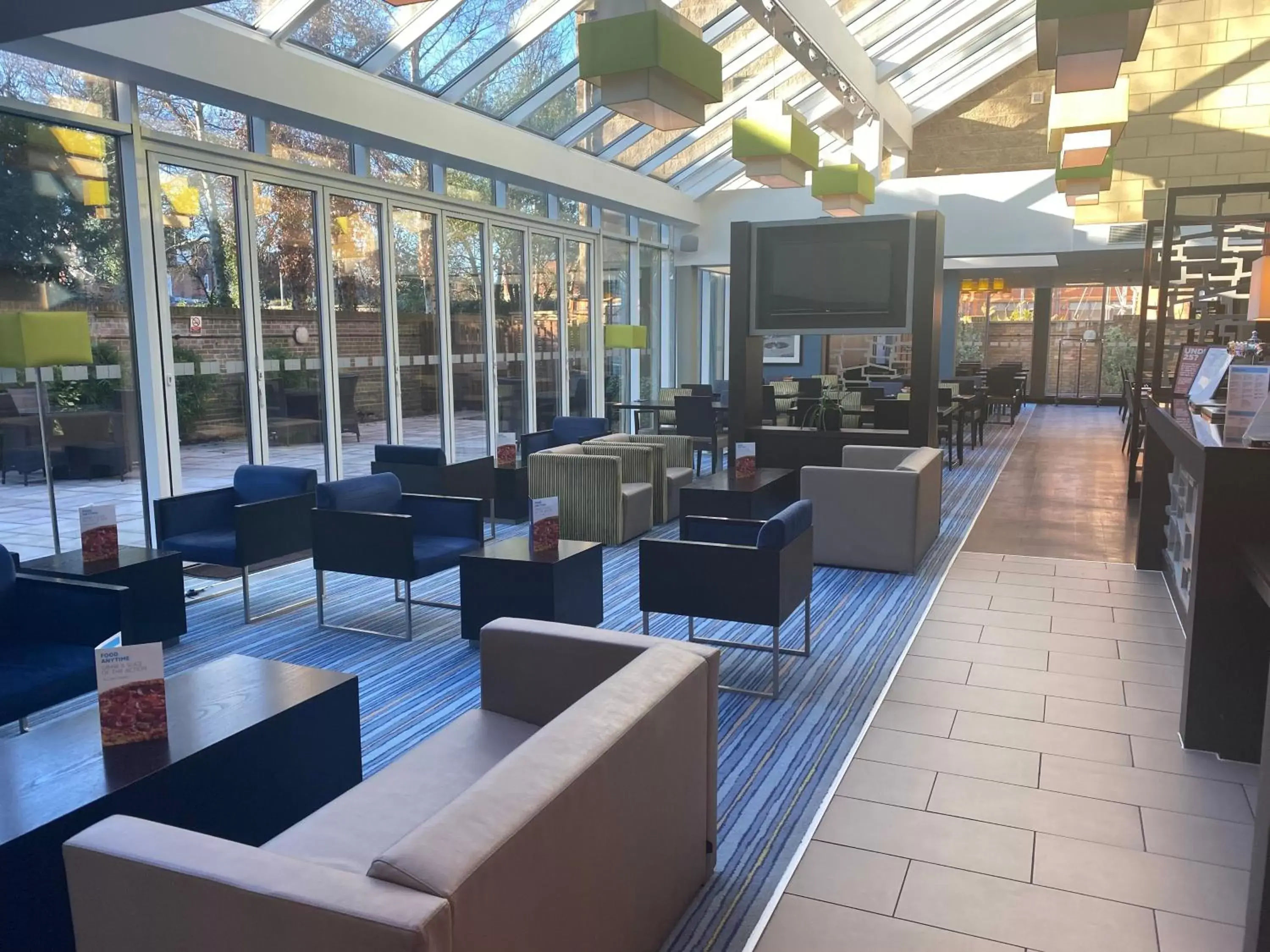 Lobby or reception, Restaurant/Places to Eat in Holiday Inn Express Windsor, an IHG Hotel