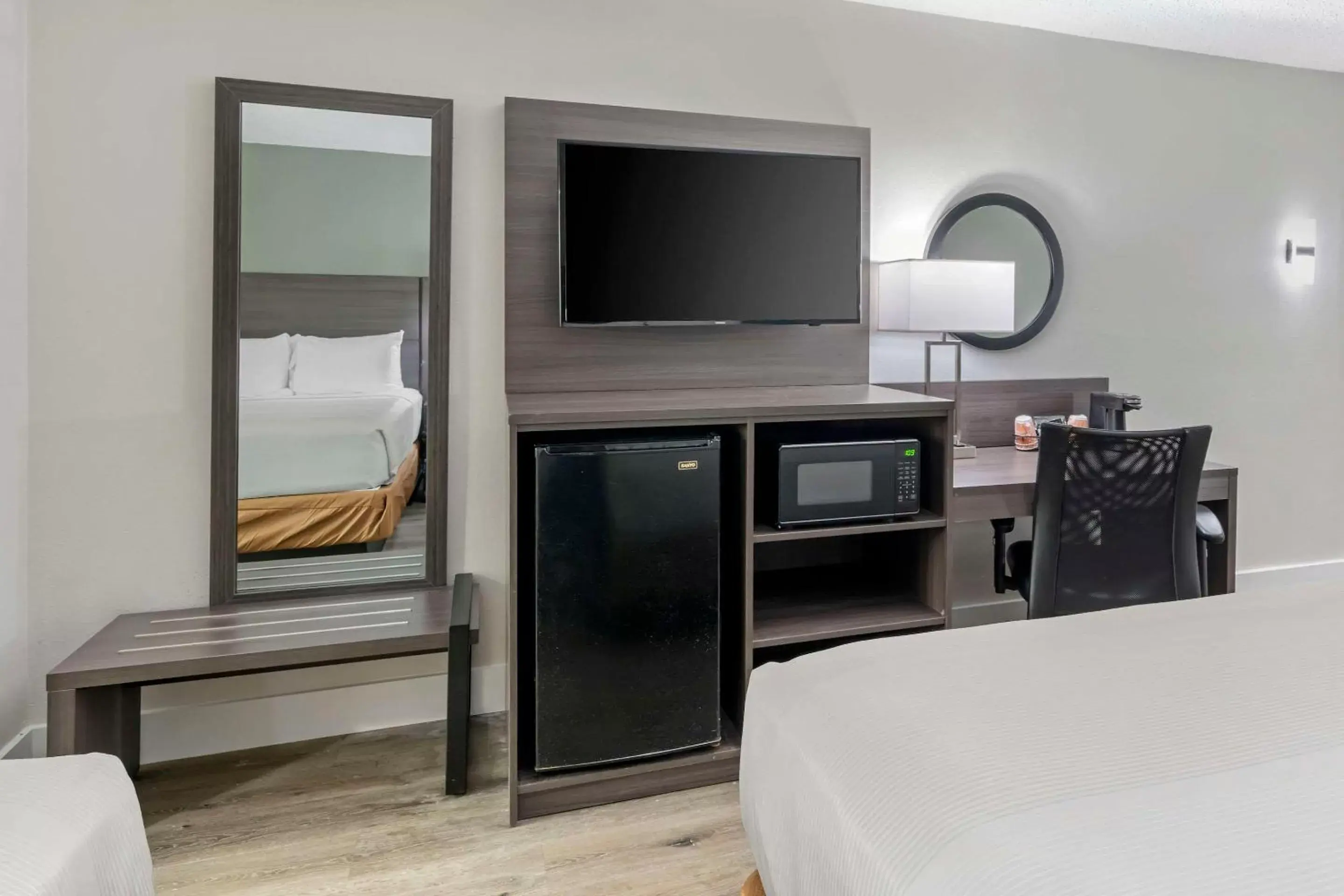 Bedroom, TV/Entertainment Center in Days Inn & Suites by Wyndham Orlando East UCF Area