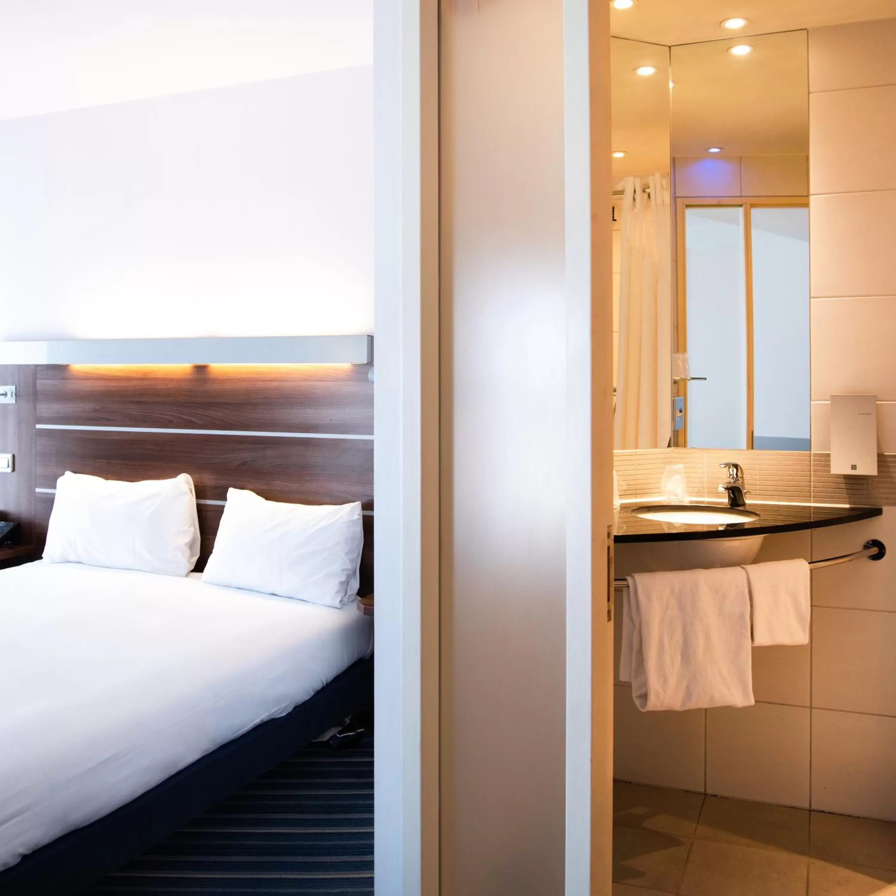 Bedroom, Bathroom in Holiday Inn Express Marseille Saint Charles, an IHG Hotel