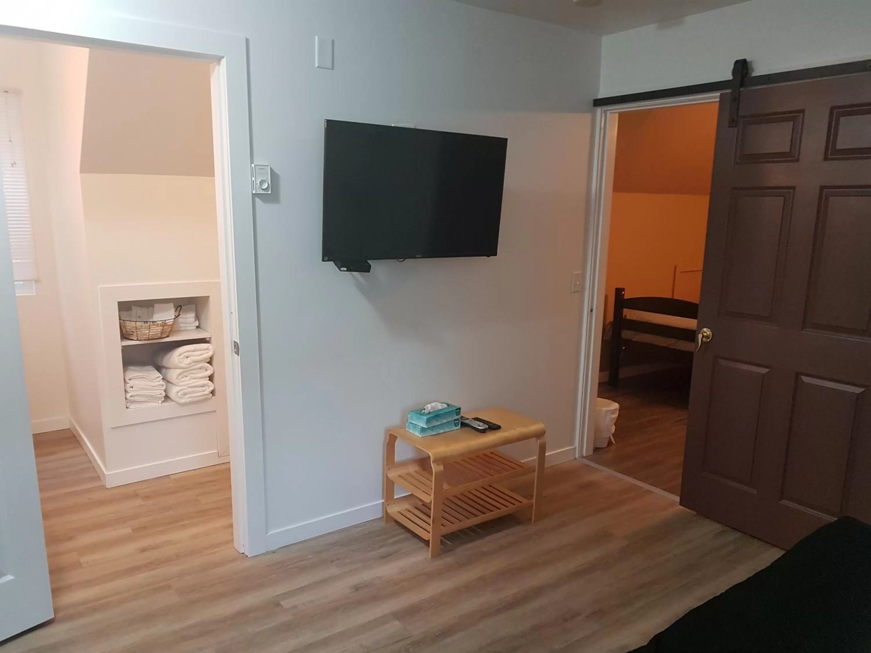 TV and multimedia in Pines Motel