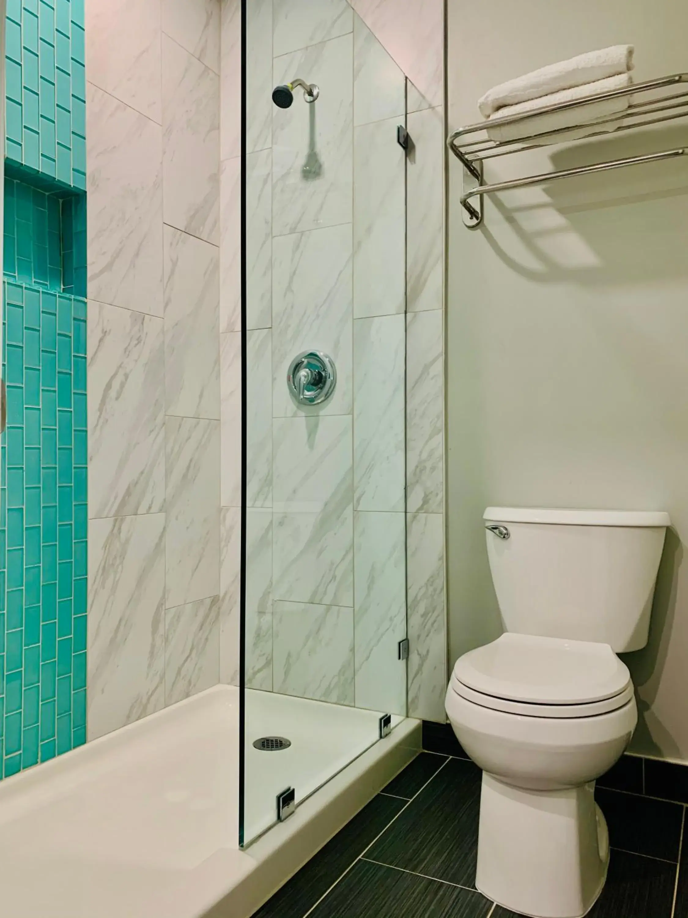Shower, Bathroom in Hotel Villa Serena