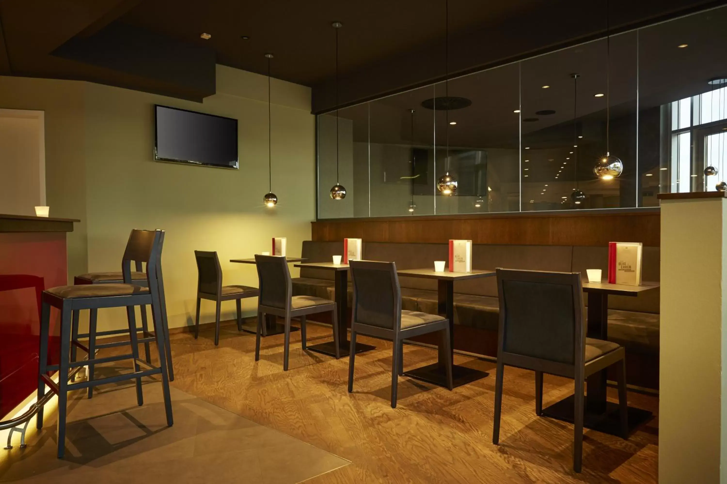 Lounge or bar, Restaurant/Places to Eat in H4 Hotel Kassel