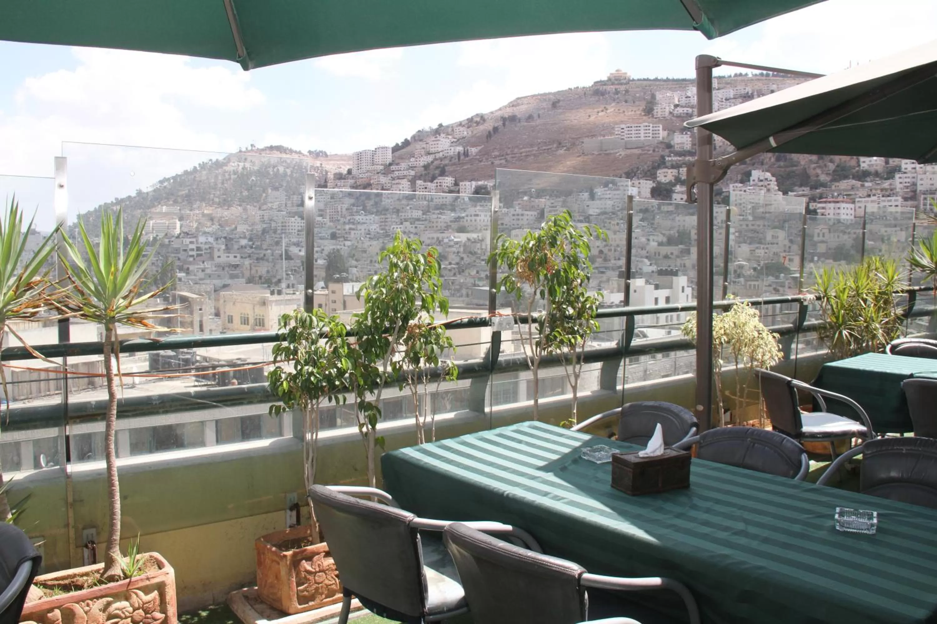 Restaurant/places to eat, Balcony/Terrace in Saleem Afandi Hotel