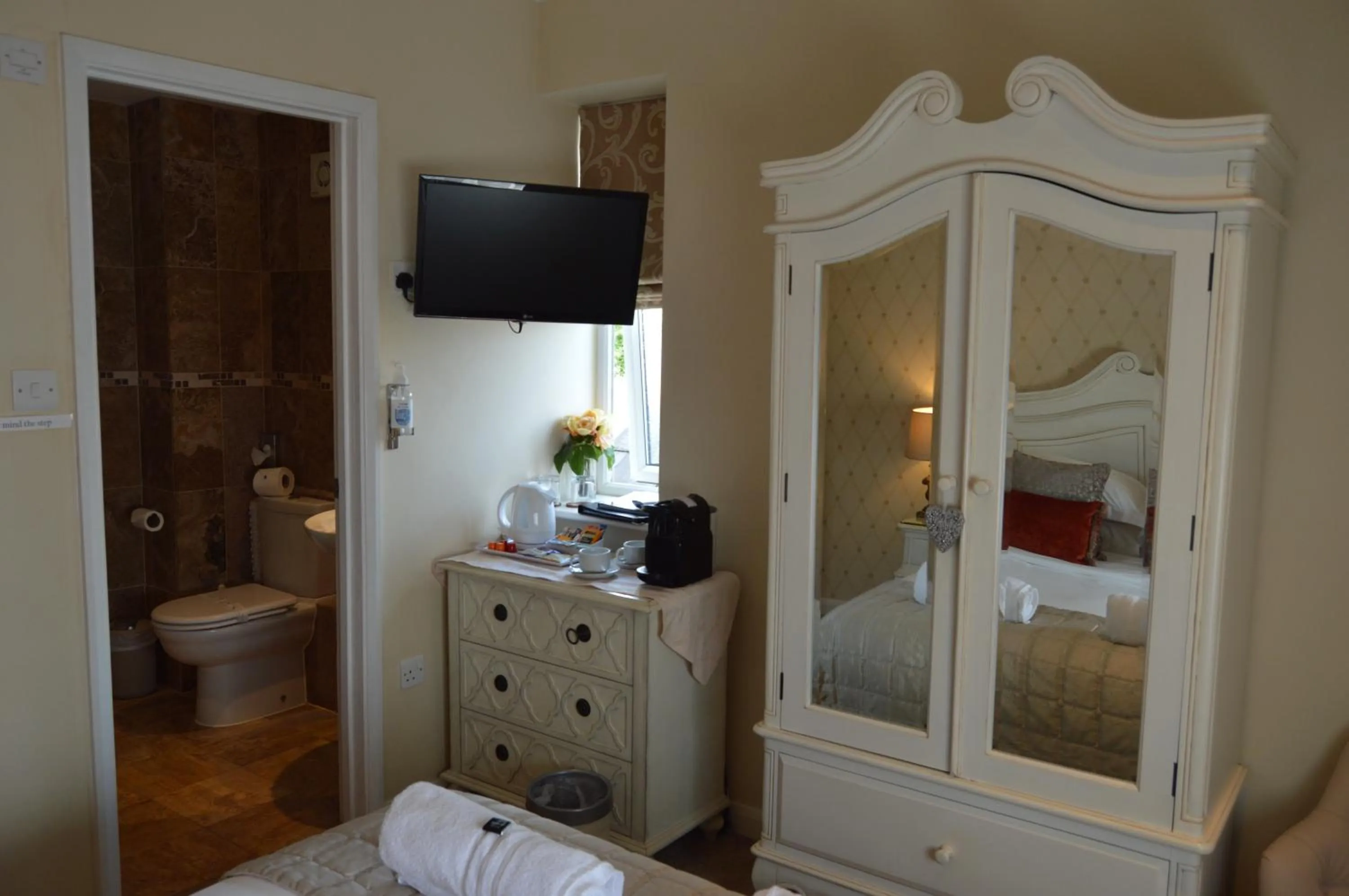 Bed in Le Bouchon Brasserie & Hotel