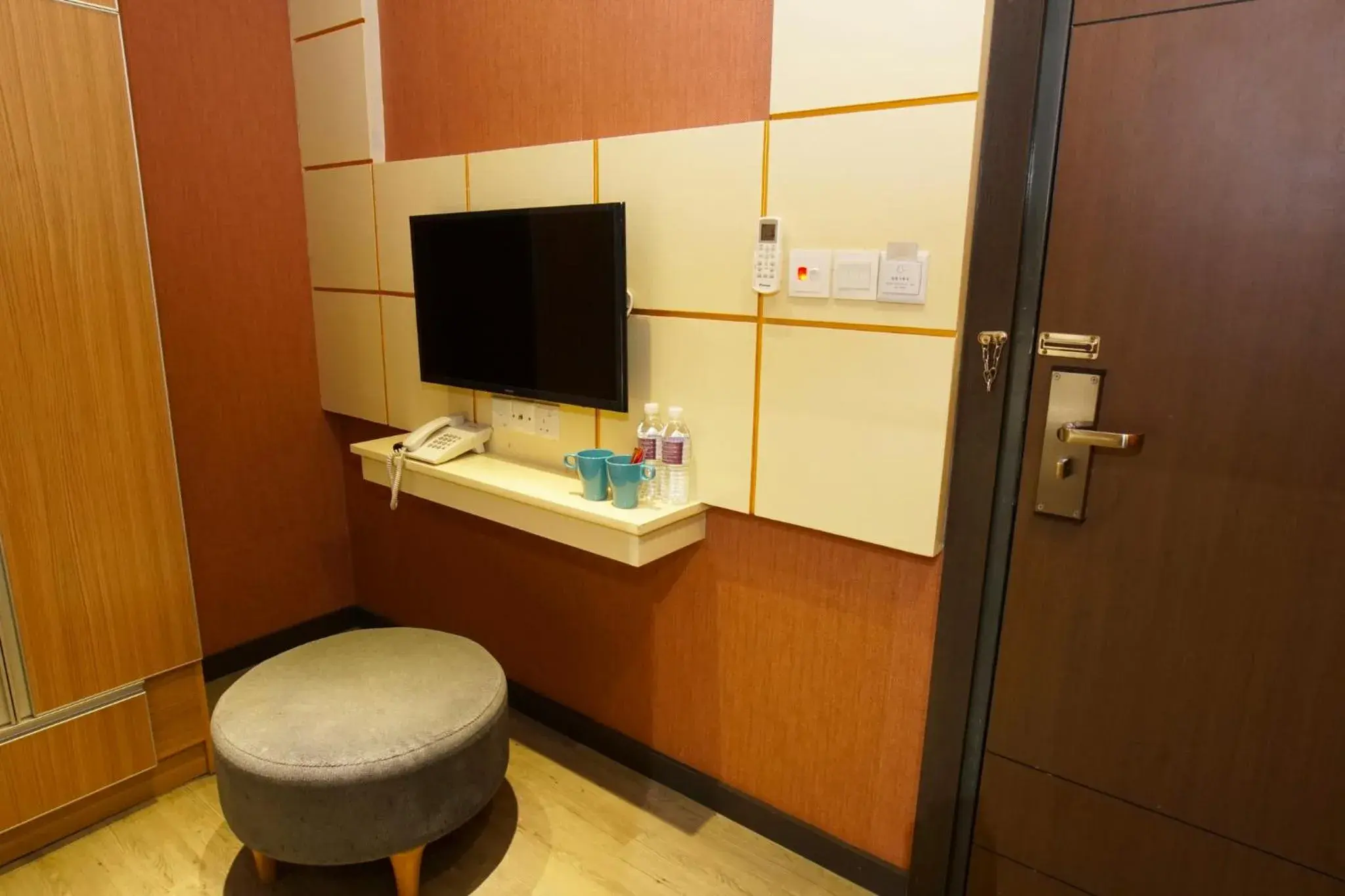 TV and multimedia, Bathroom in Vivids Hotel