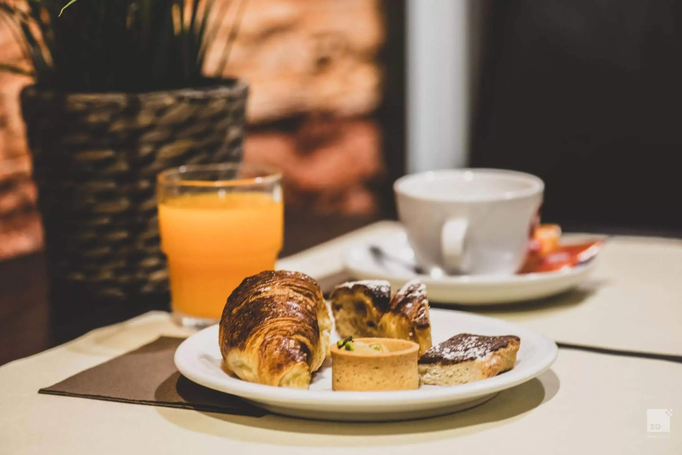 Food and drinks in Hotel Diplomatic Food and drinks in Hotel Diplomatic