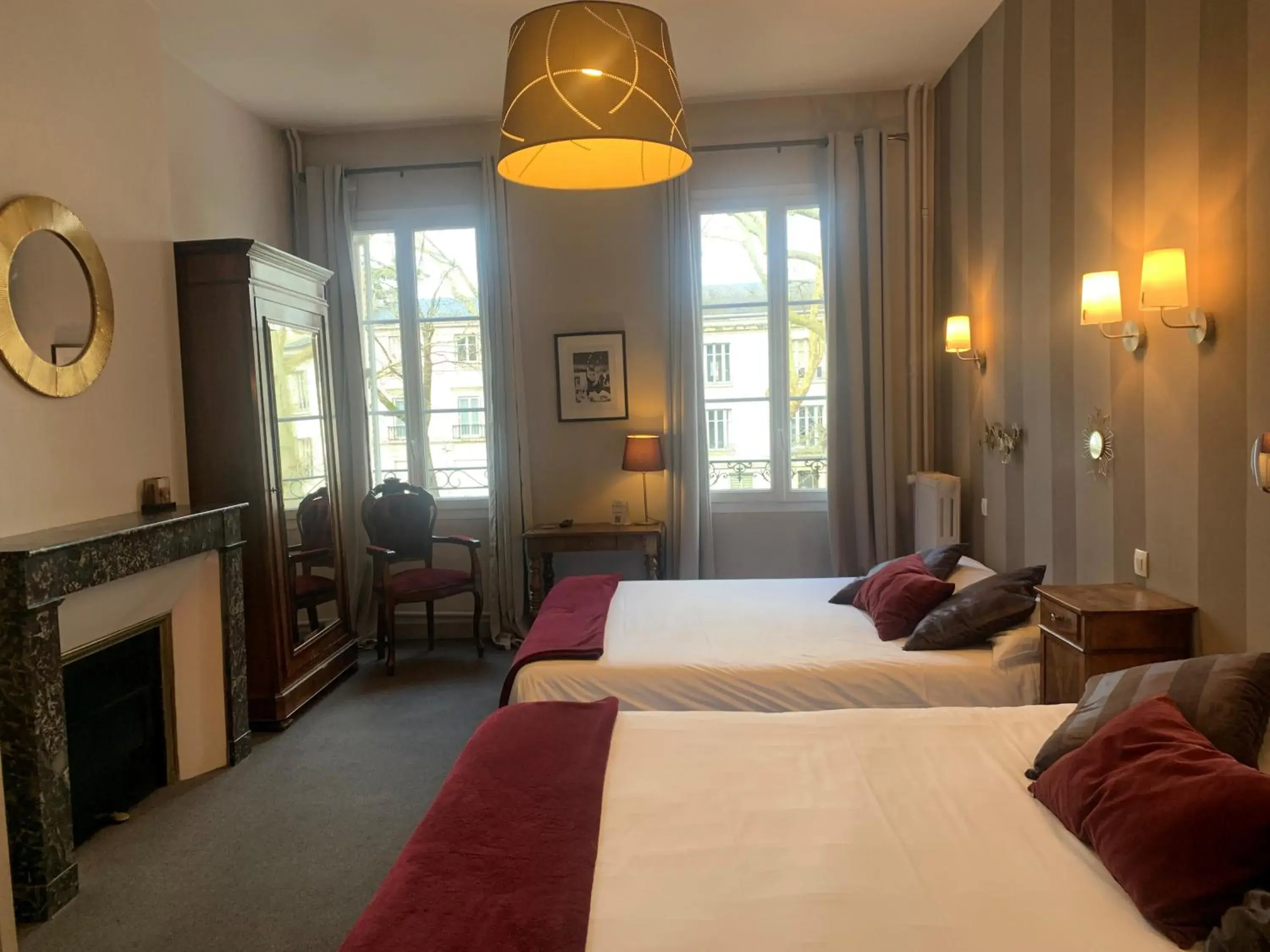 View (from property/room), Bed in Hotel Mirabeau