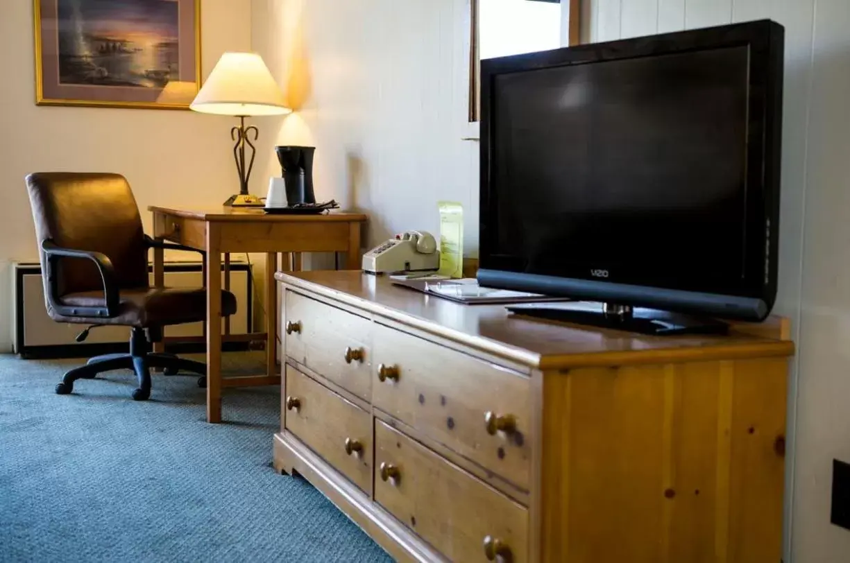 TV and multimedia, TV/Entertainment Center in The Stagecoach Inn