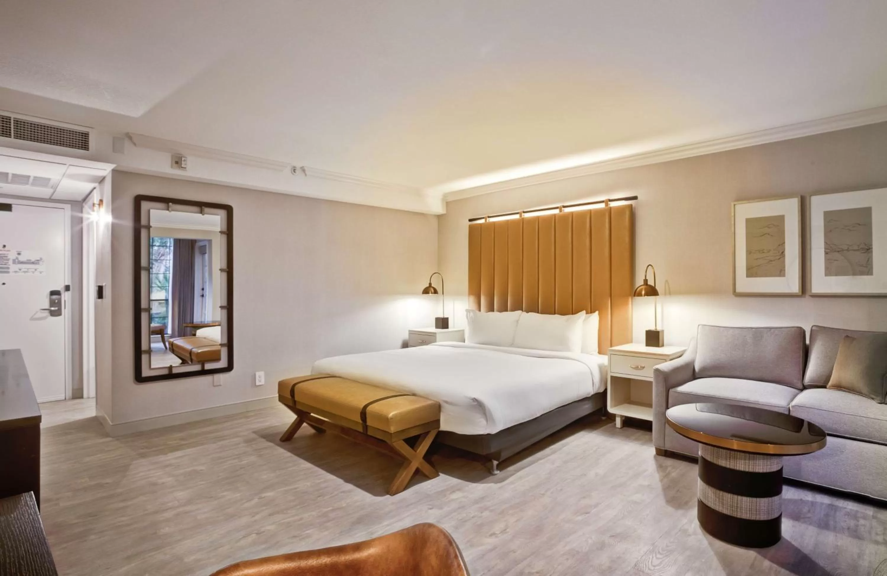 Living room, Bed in The Inn at Saratoga, Tapestry Collection by Hilton