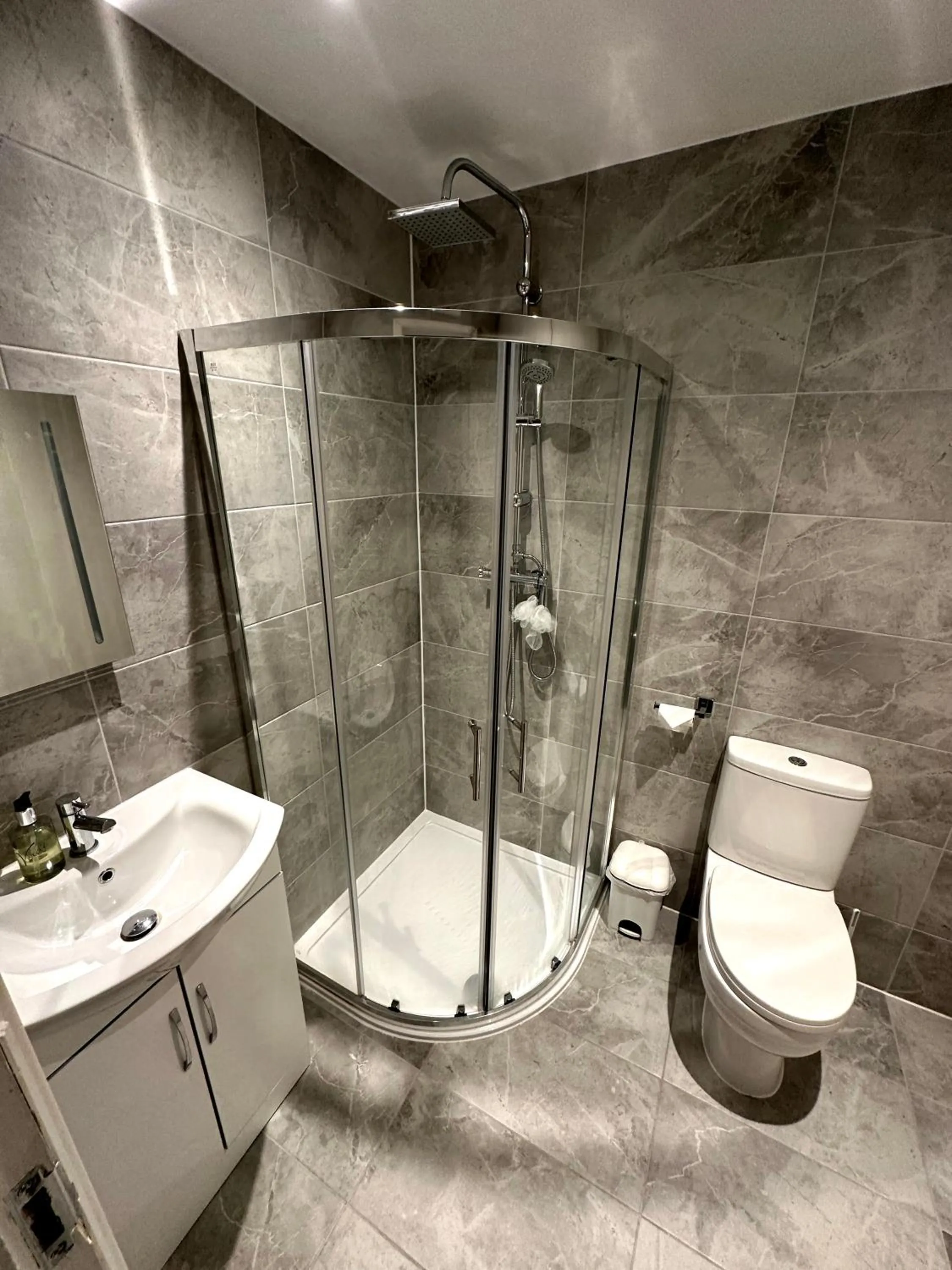 Shower in Gainsborough Lodge