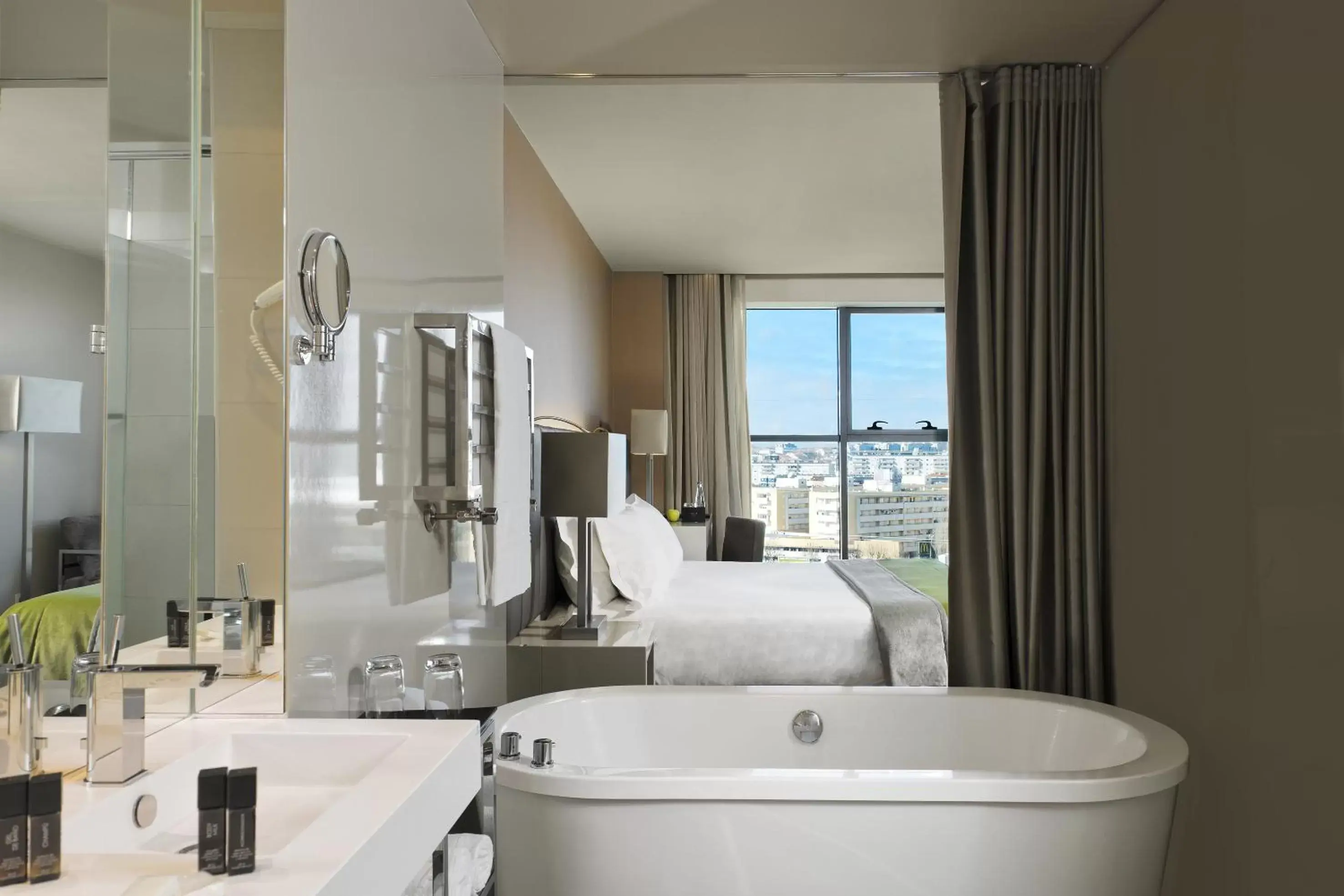 Bed, Bathroom in Melia Braga Hotel & Spa