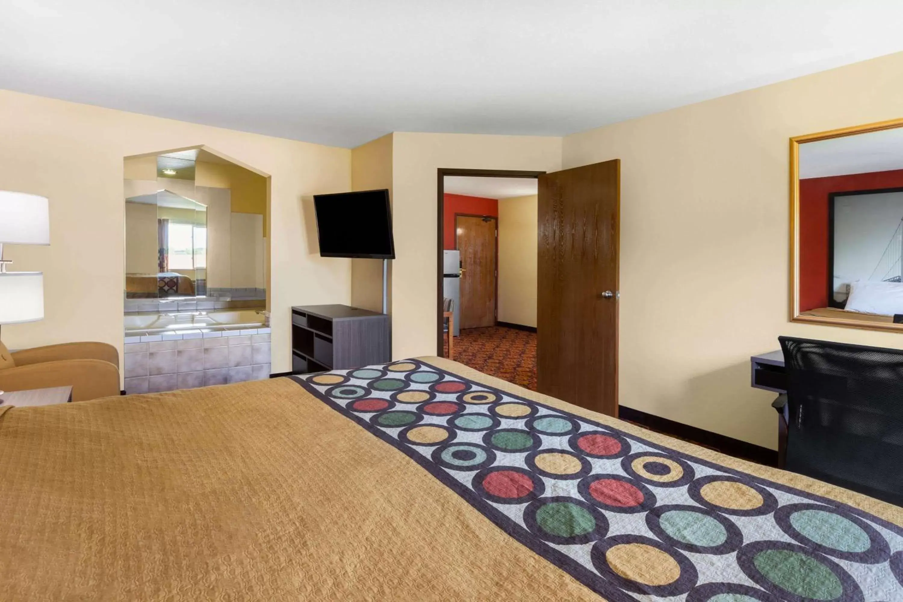 Photo of the whole room, Bed in Super 8 by Wyndham Big Rapids