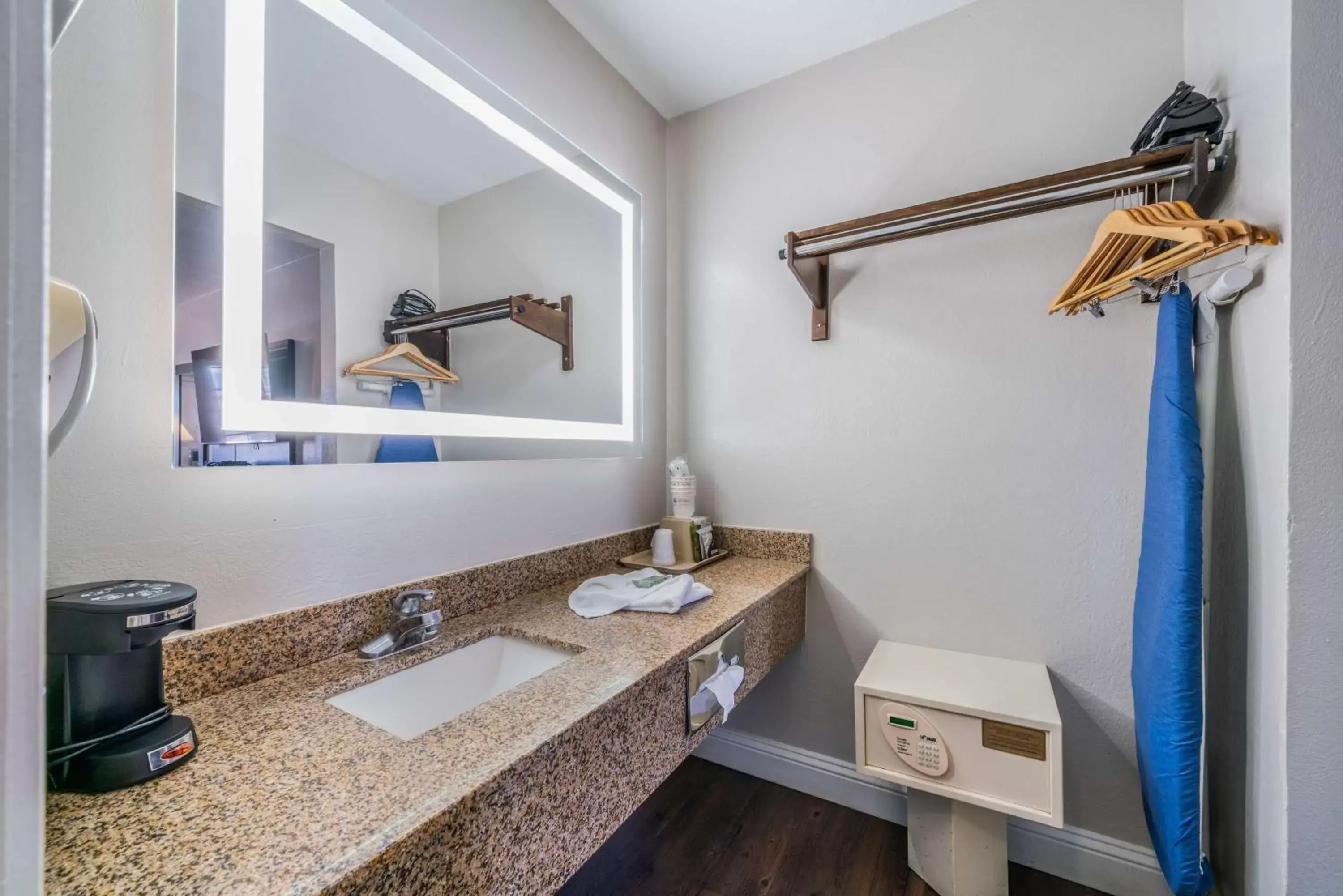 Photo of the whole room, Bathroom in Best Western Inn of Jasper