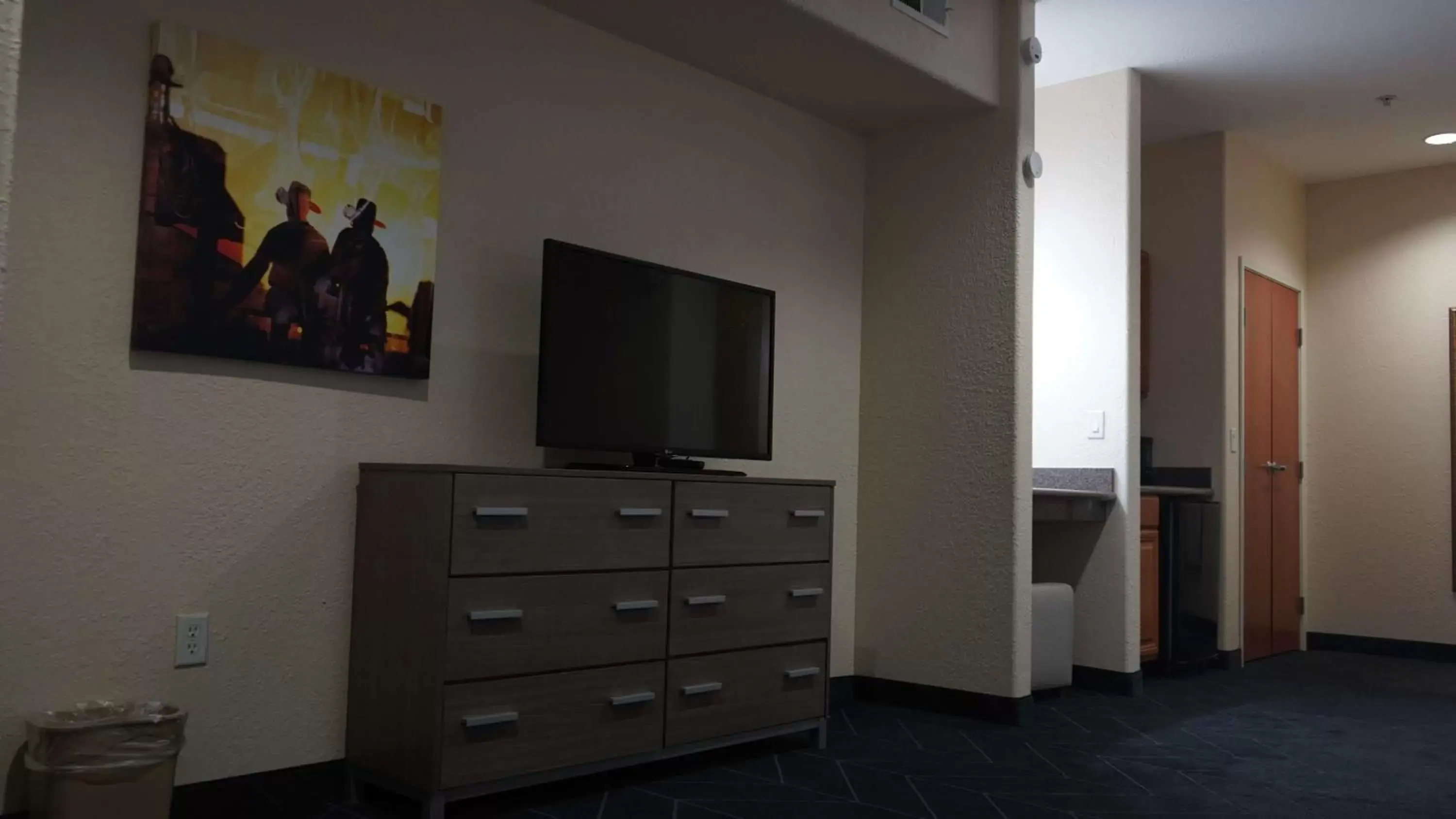 Bedroom, TV/Entertainment Center in Best Western Lubbock West Inn & Suites