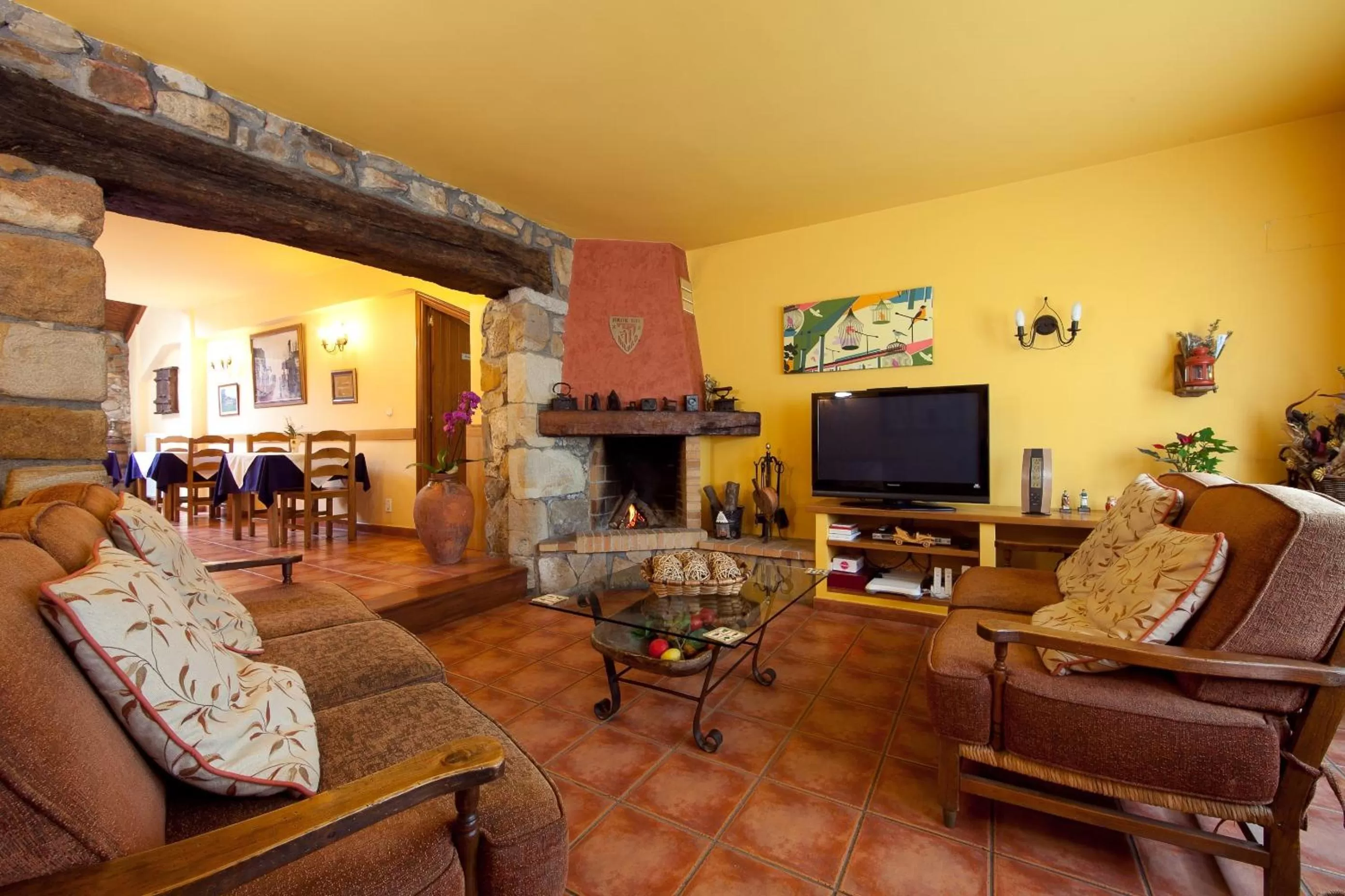 Communal lounge/ TV room in Hotel Matsa B&B