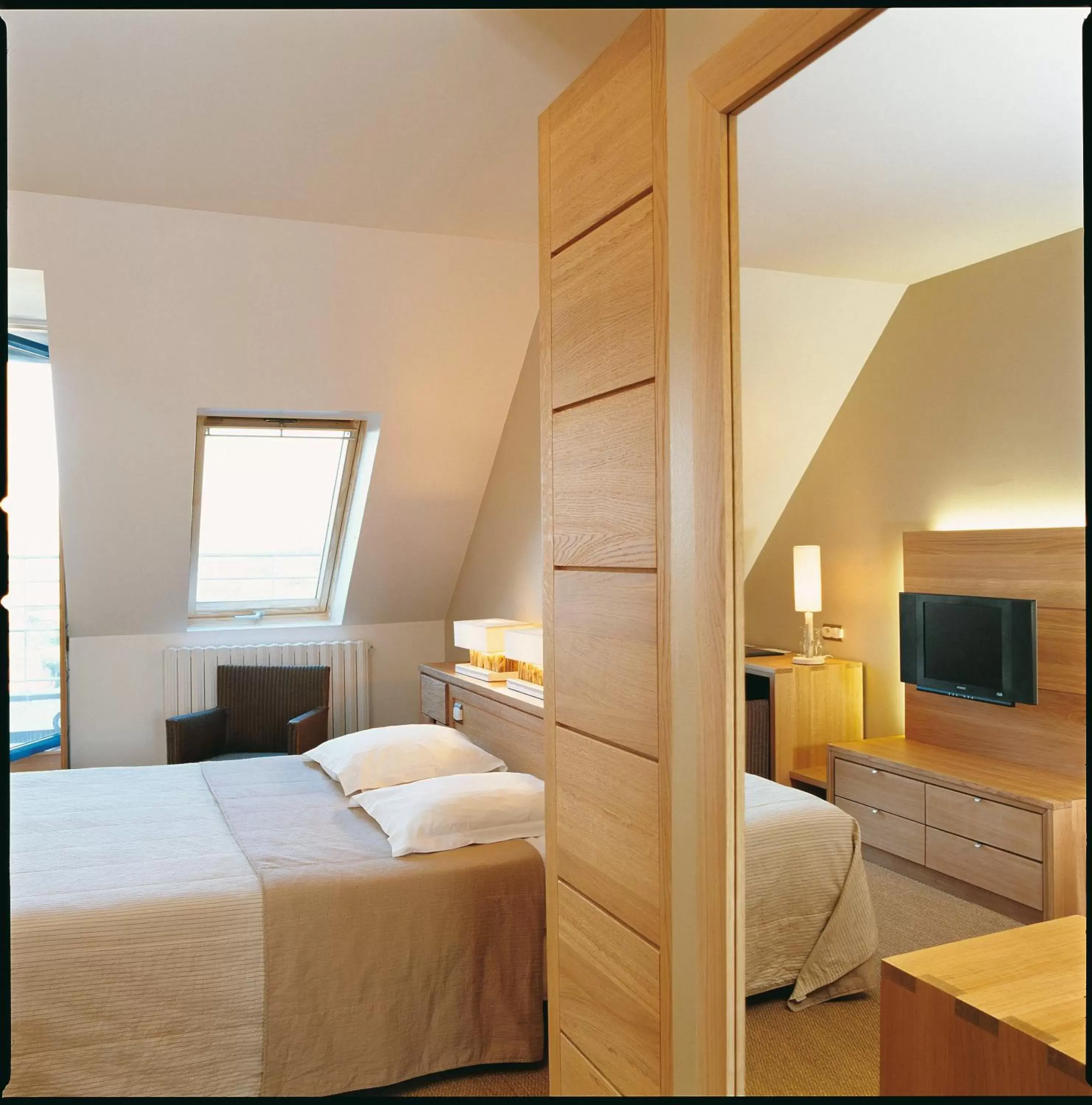 Photo of the whole room, Bed in Hostellerie de la Pointe Saint-Mathieu - SPA & Restaurant