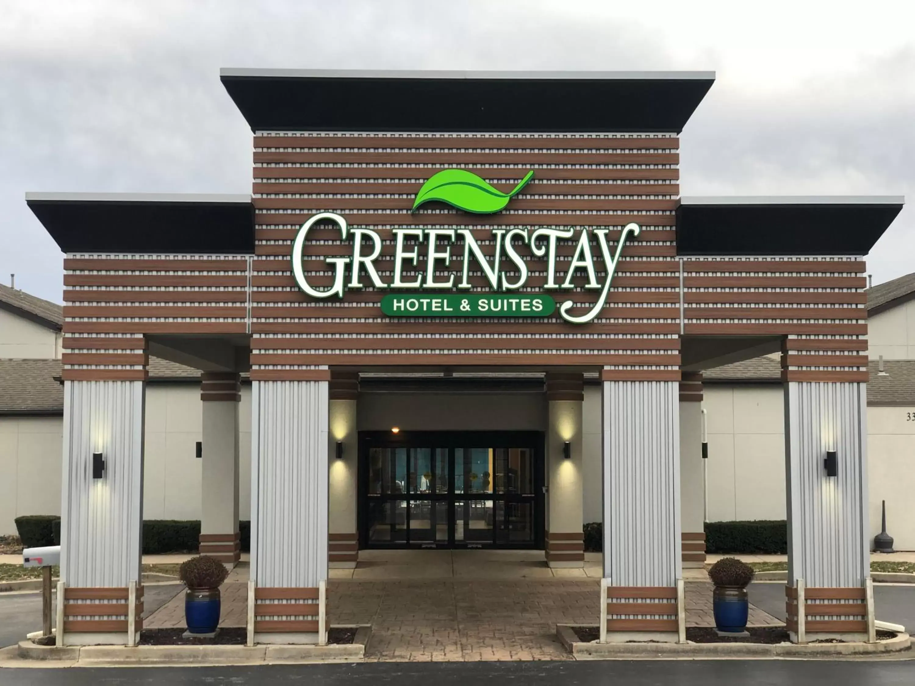 Facade/entrance in Greenstay Inn & Suites Court View