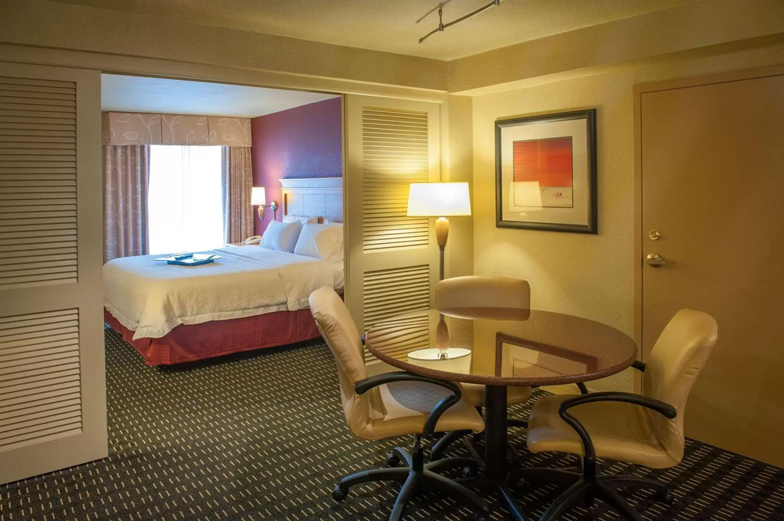 Living room, Bed in Hampton Inn Pensacola-Airport