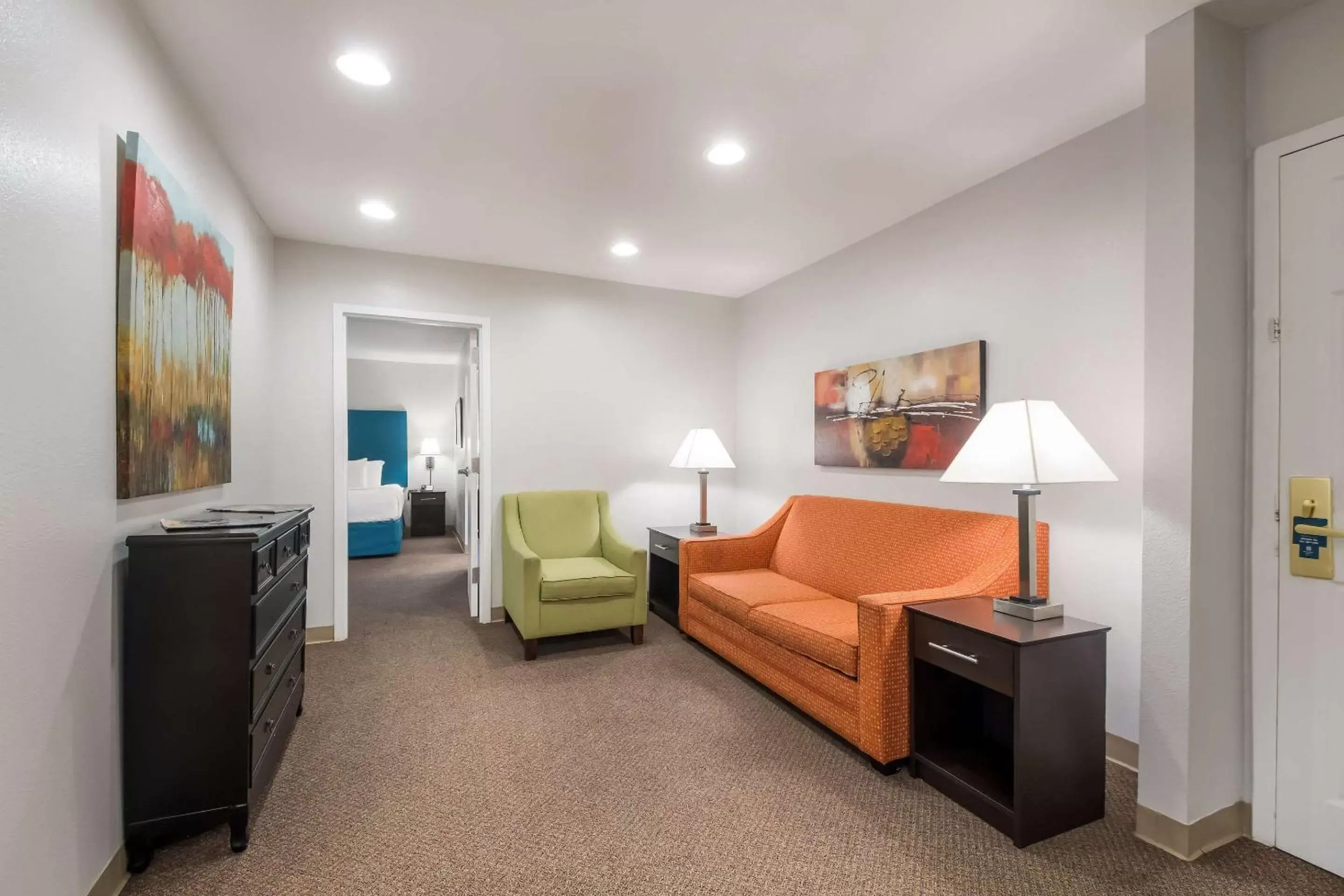 Bedroom, Seating Area in MainStay Suites Chattanooga Hamilton Place