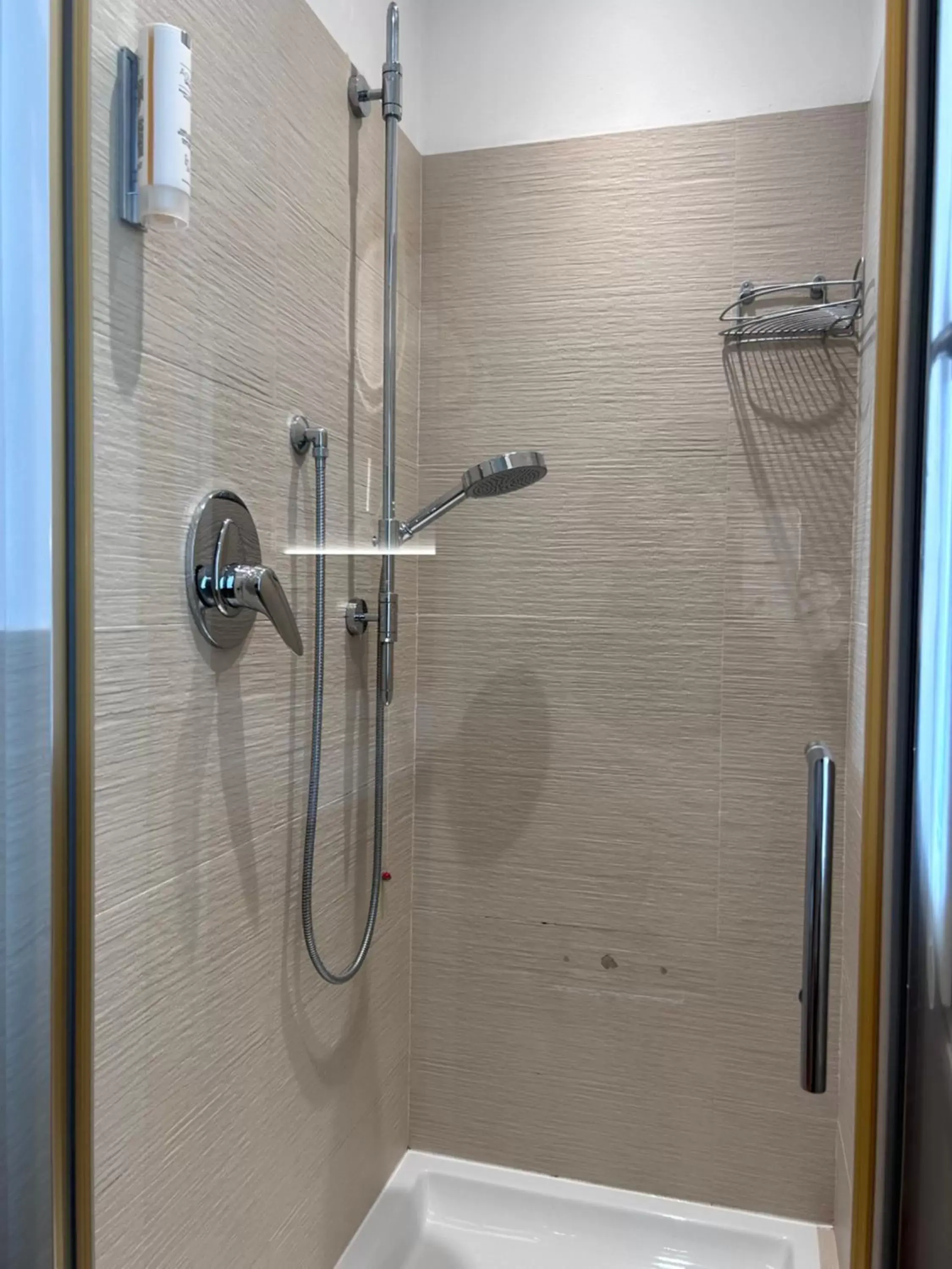 Shower, Bathroom in Hotel Mauro