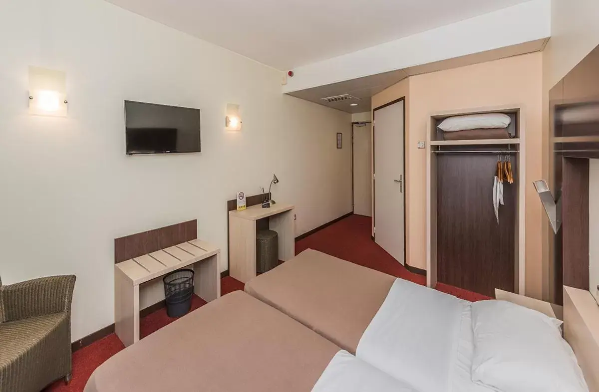 Bedroom, Bed in Hostellerie Saint Vincent Beauvais Aeroport