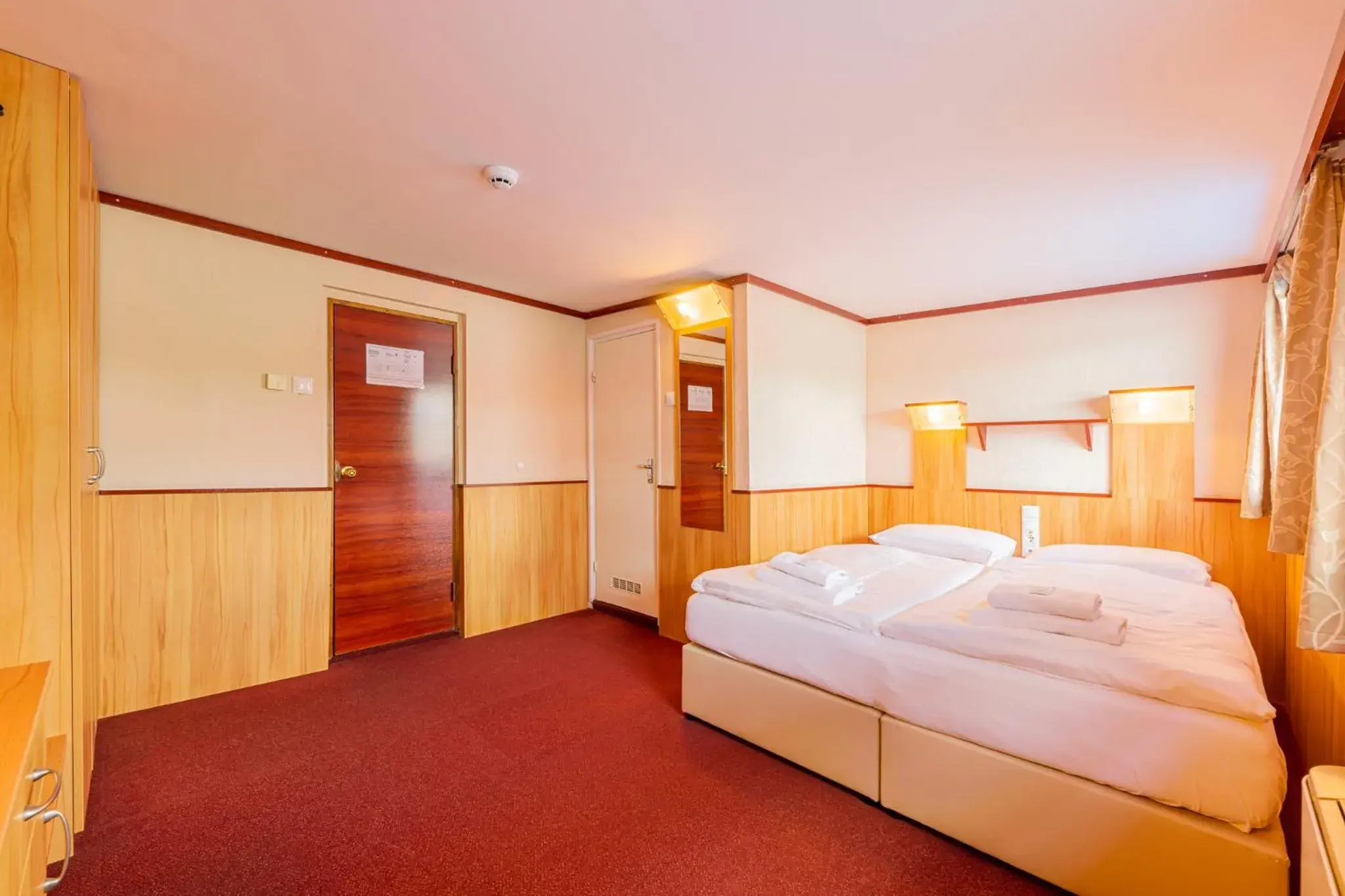 Bed in Fortuna Boat Hotel