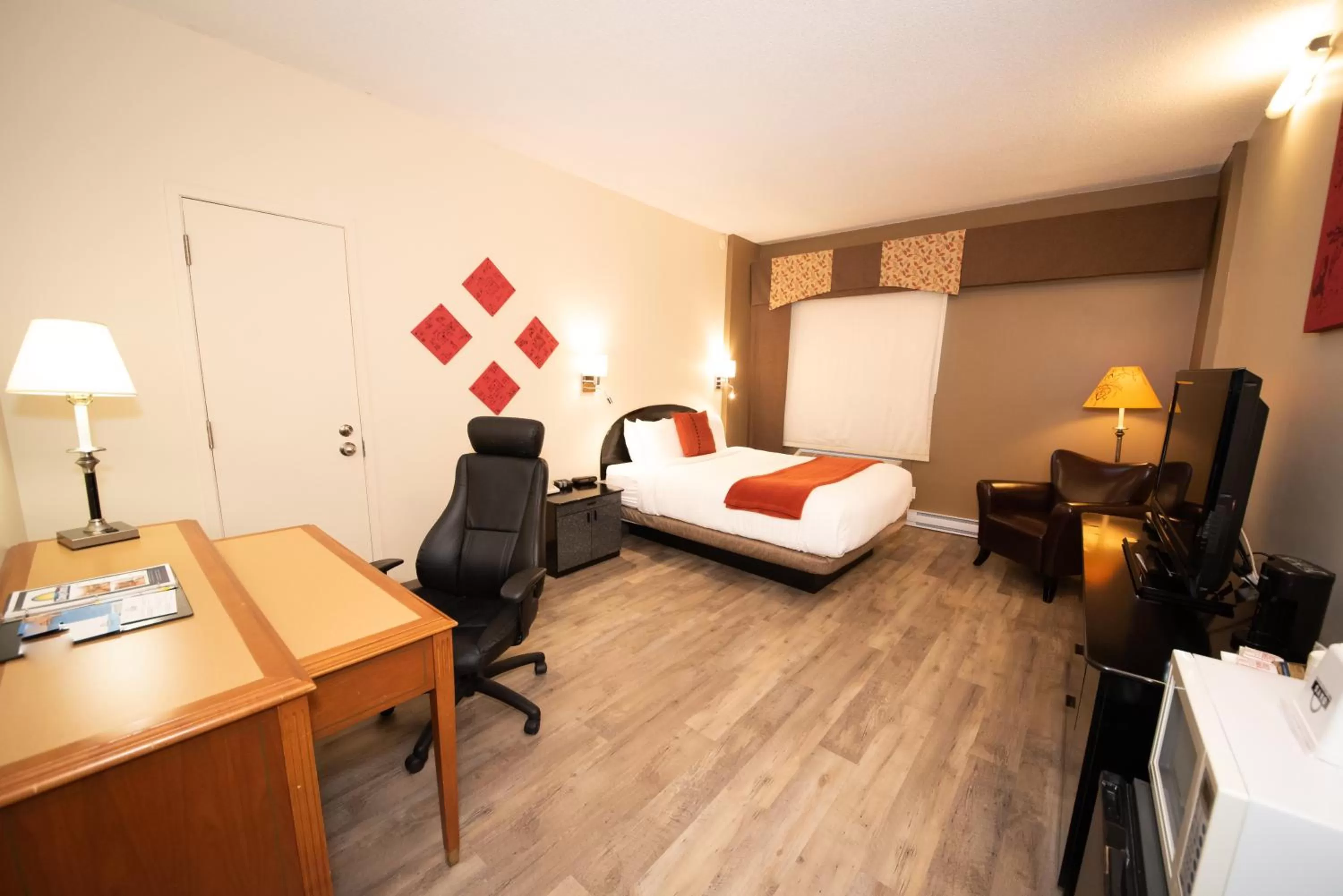 Photo of the whole room, Bed in Days Inn by Wyndham Berthierville