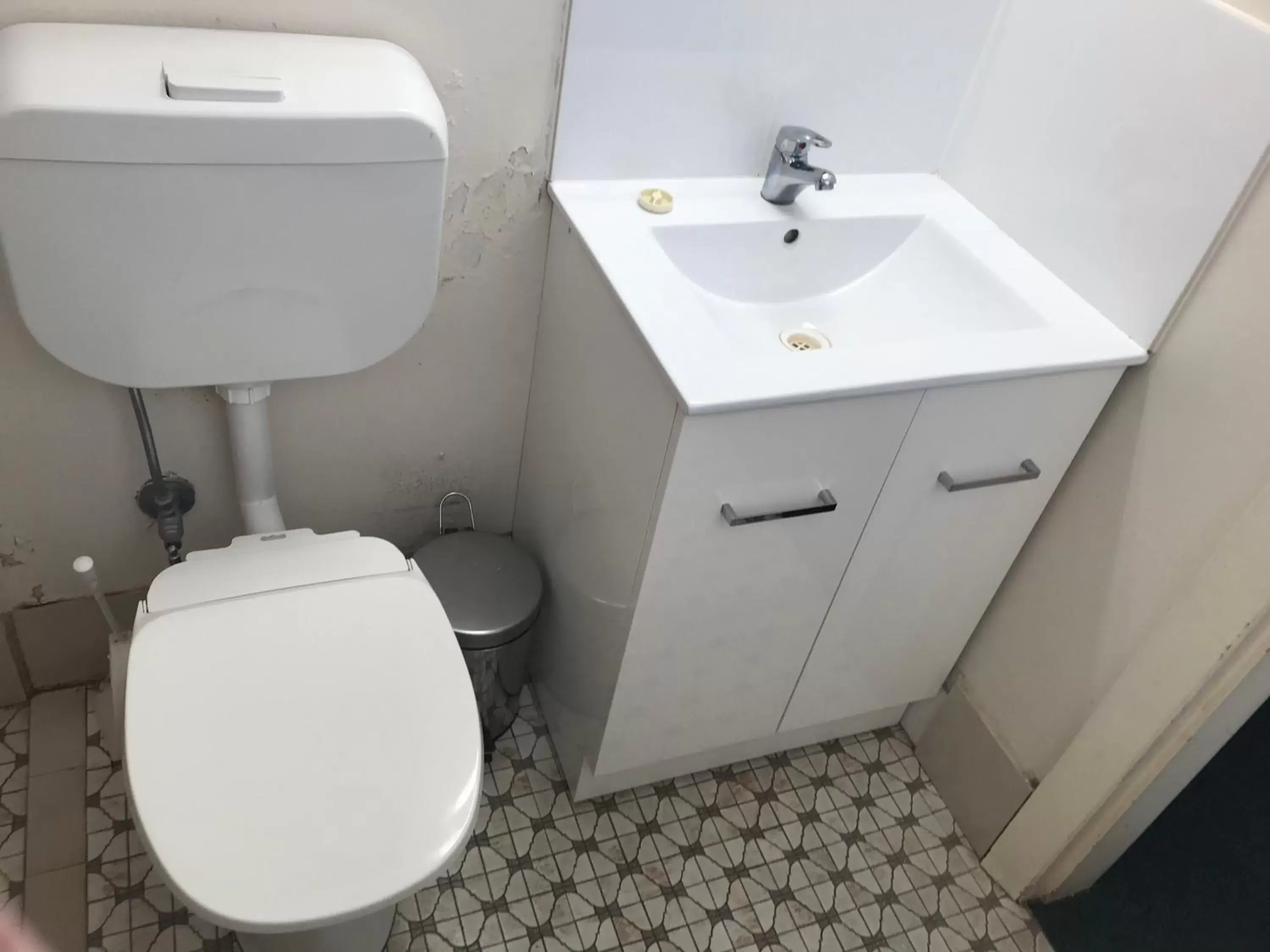 Bathroom in County Lodge Motor Inn