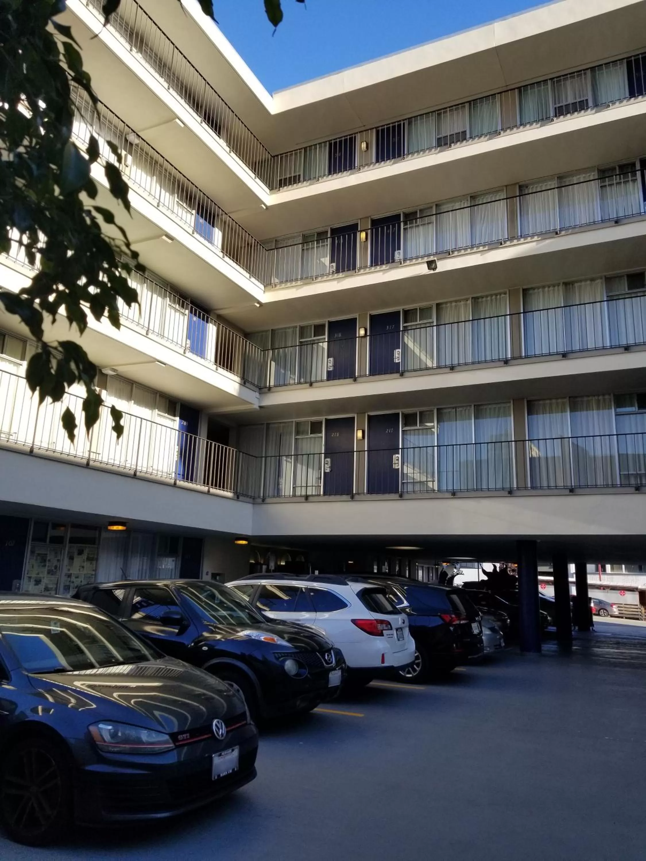 Parking in Royal Pacific Motor Inn