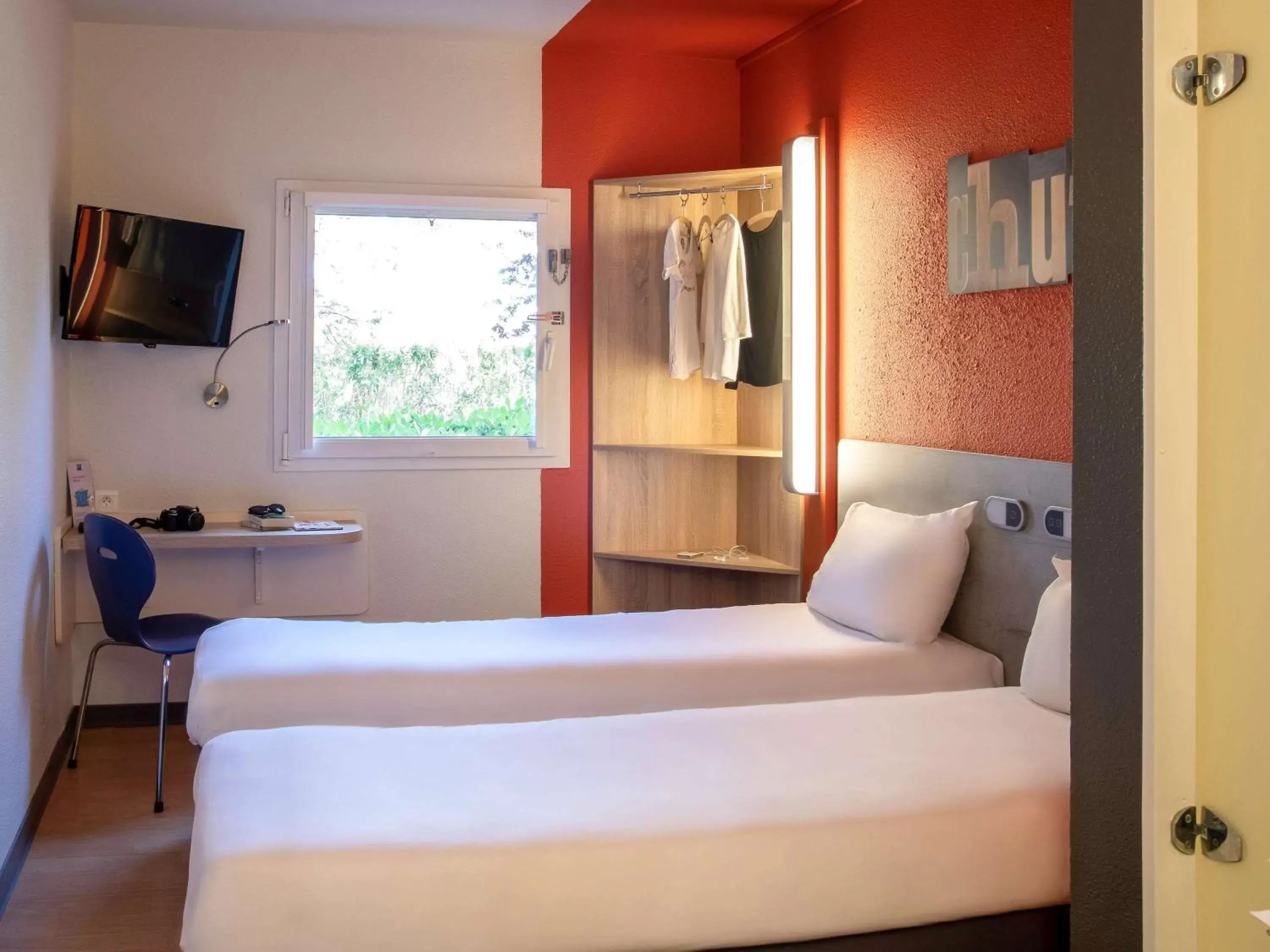 Photo of the whole room, Bed in ibis budget Narbonne Est