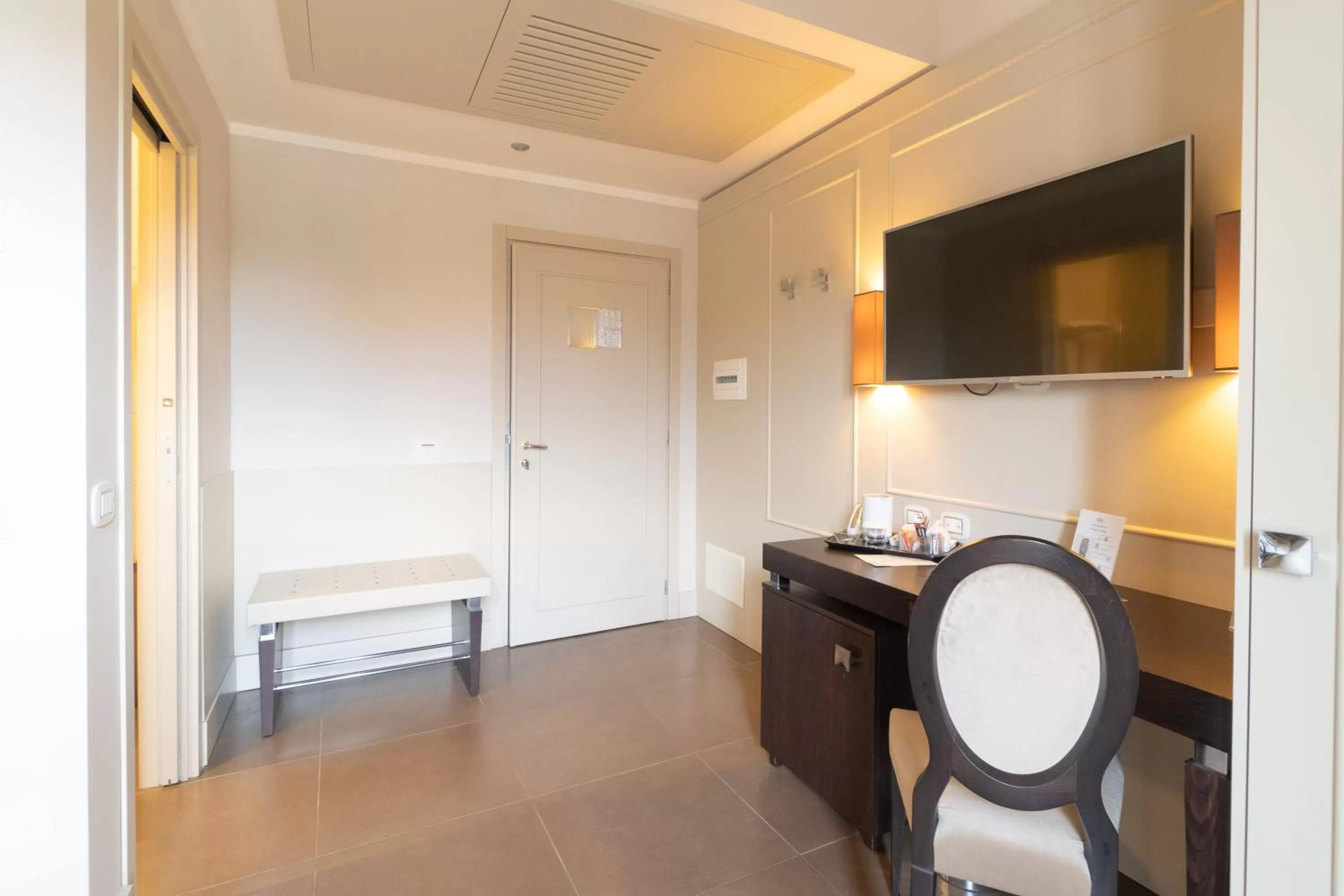 hair dresser in Best Western Plus Hotel Perla Del Porto