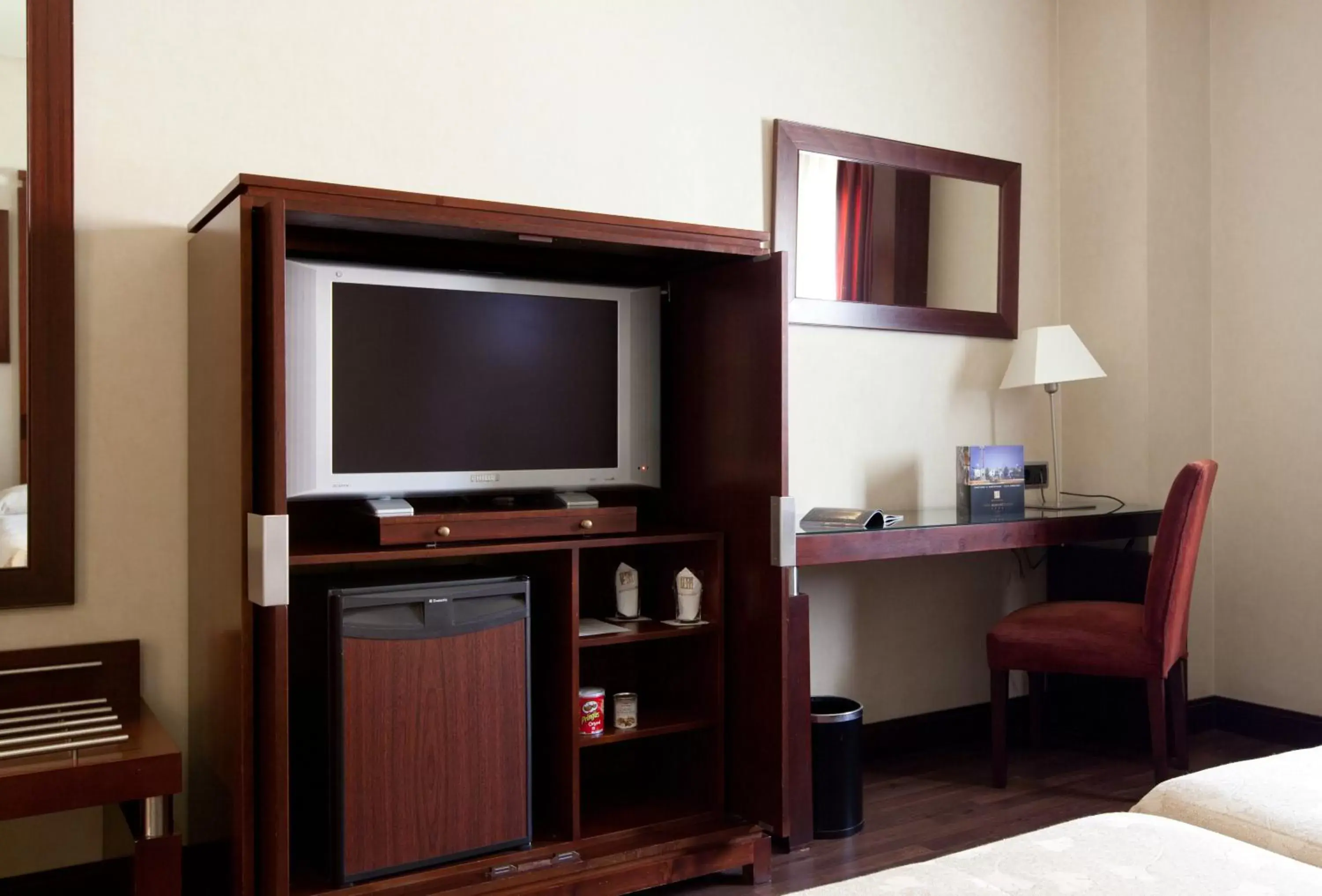 TV and multimedia, TV/Entertainment Center in Hotel Badajoz Center