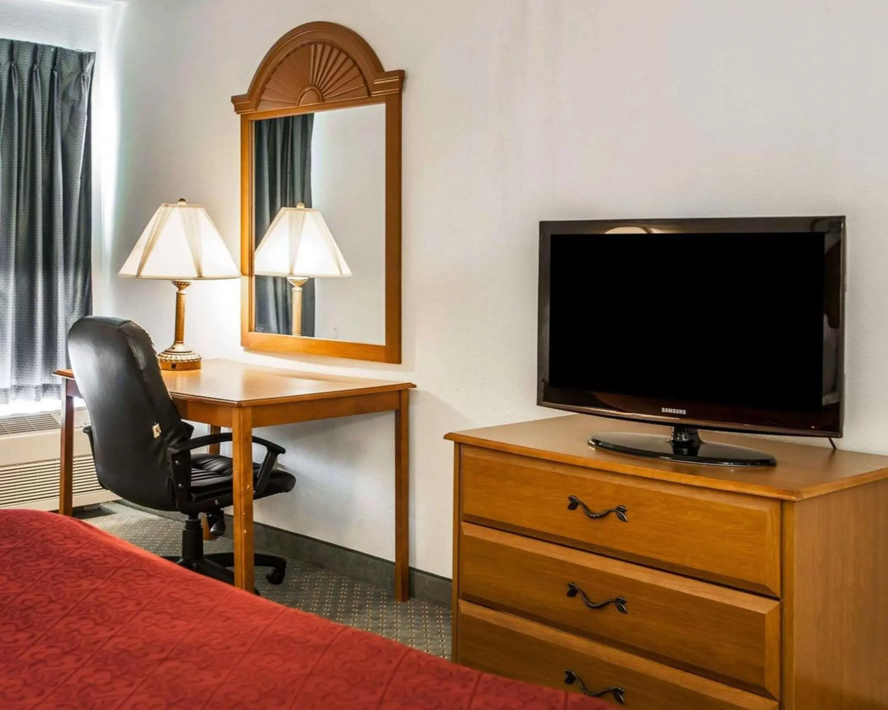 Photo of the whole room, TV/Entertainment Center in Quality Inn Rochester