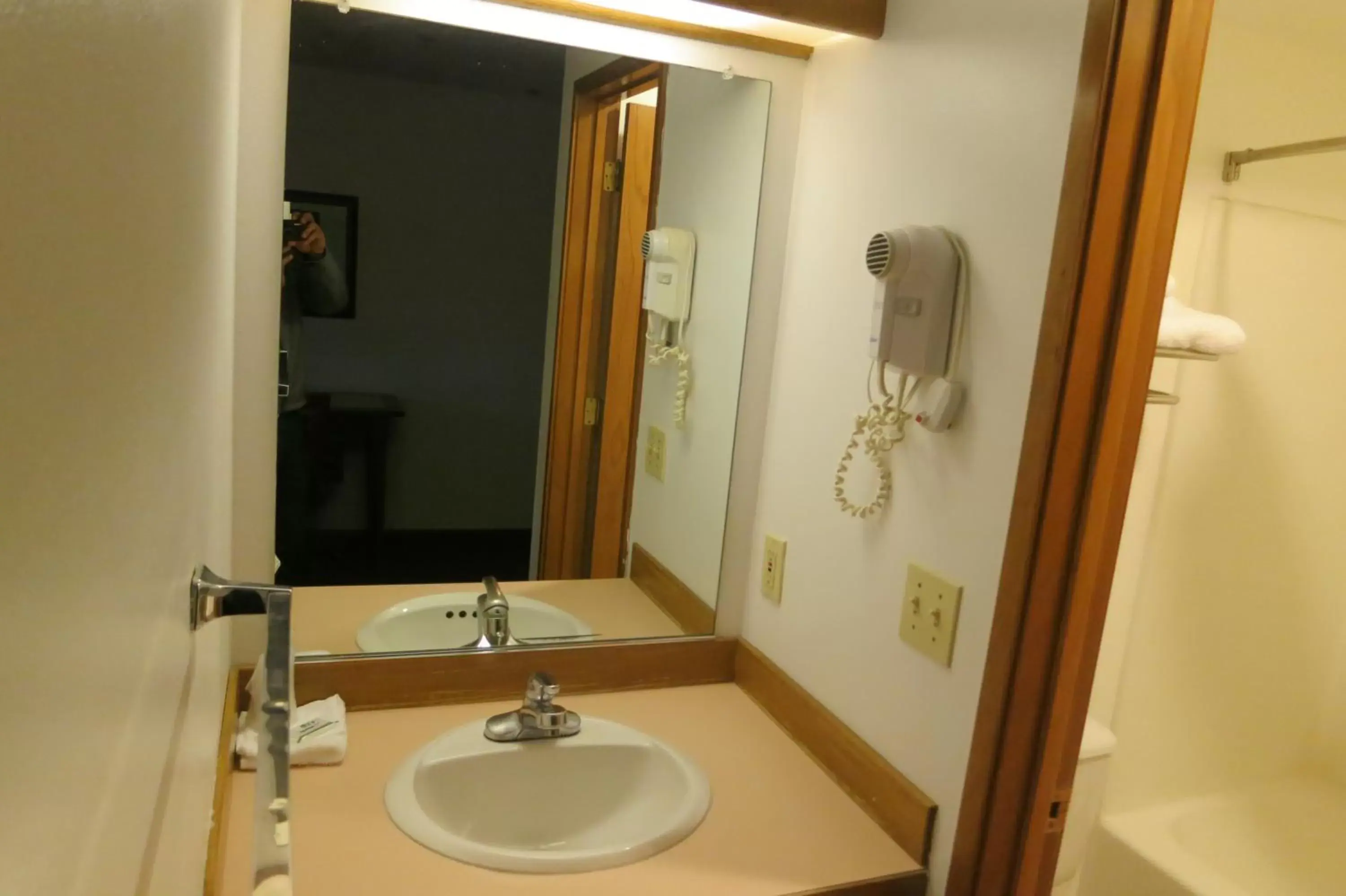 Area and facilities, Bathroom in Bay City Motor Inn