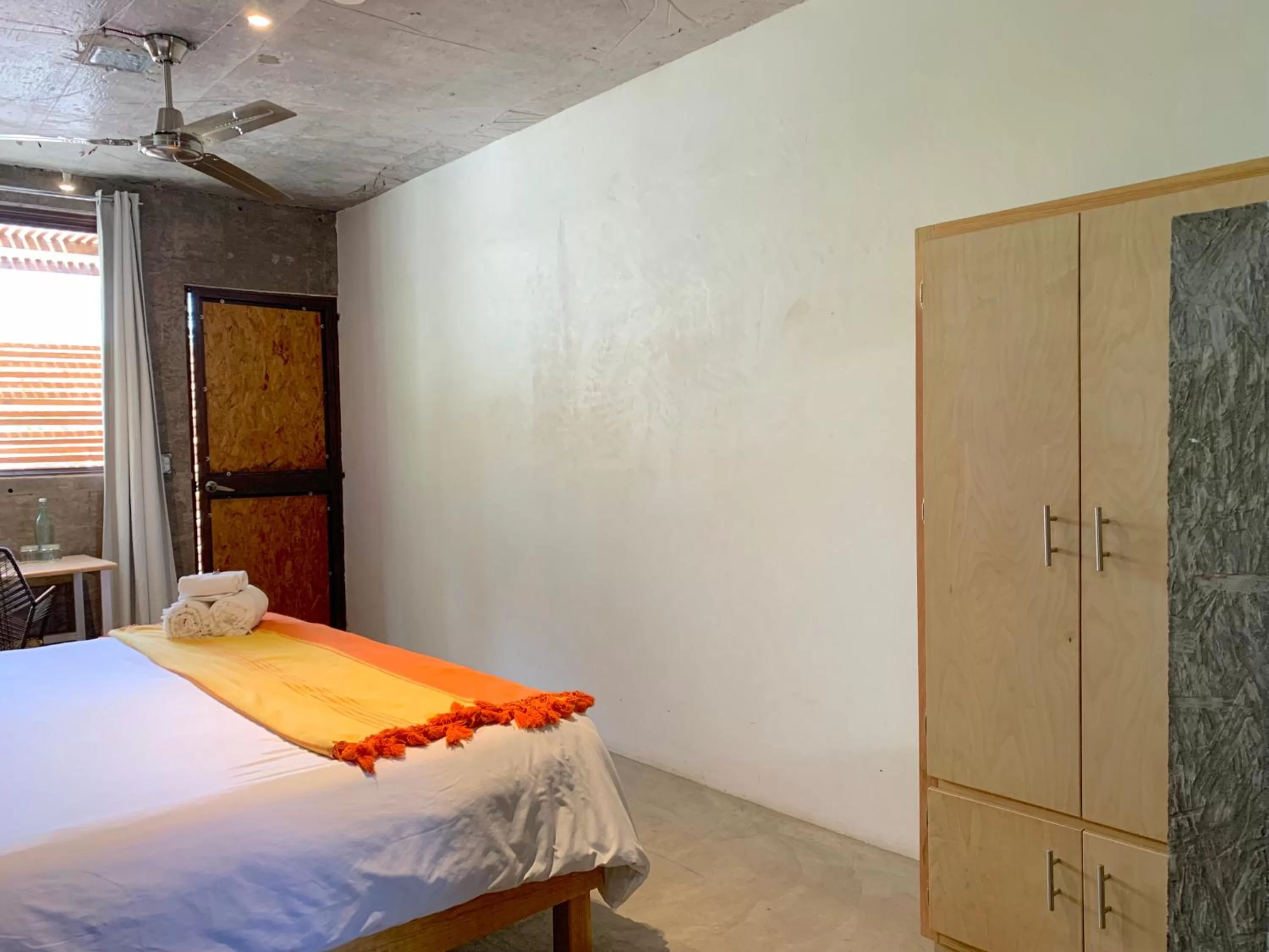 wardrobe, Bed in Perro Surfero Hotel