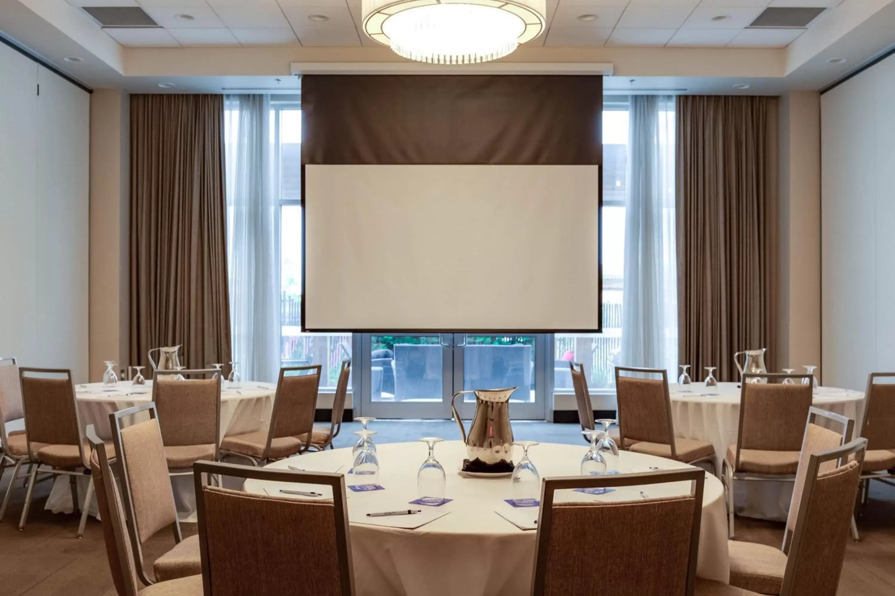 Meeting/conference room in Four Points by Sheraton Kelowna Airport