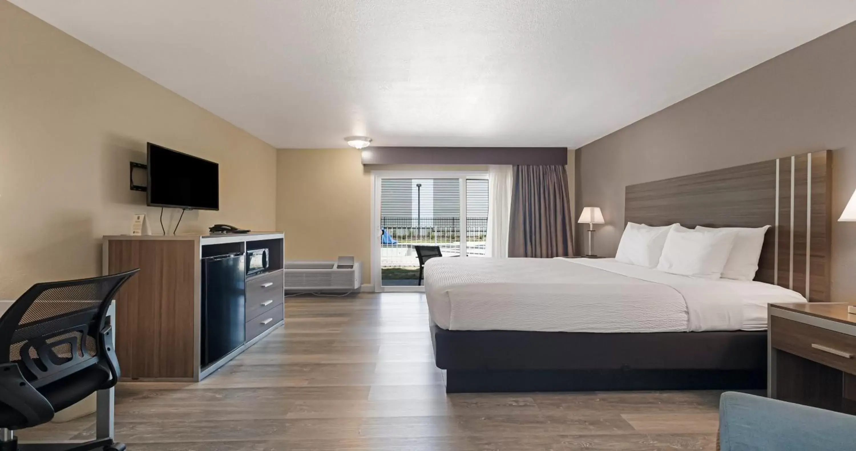 Bed in SureStay Plus Hotel by Best Western Sacramento North
