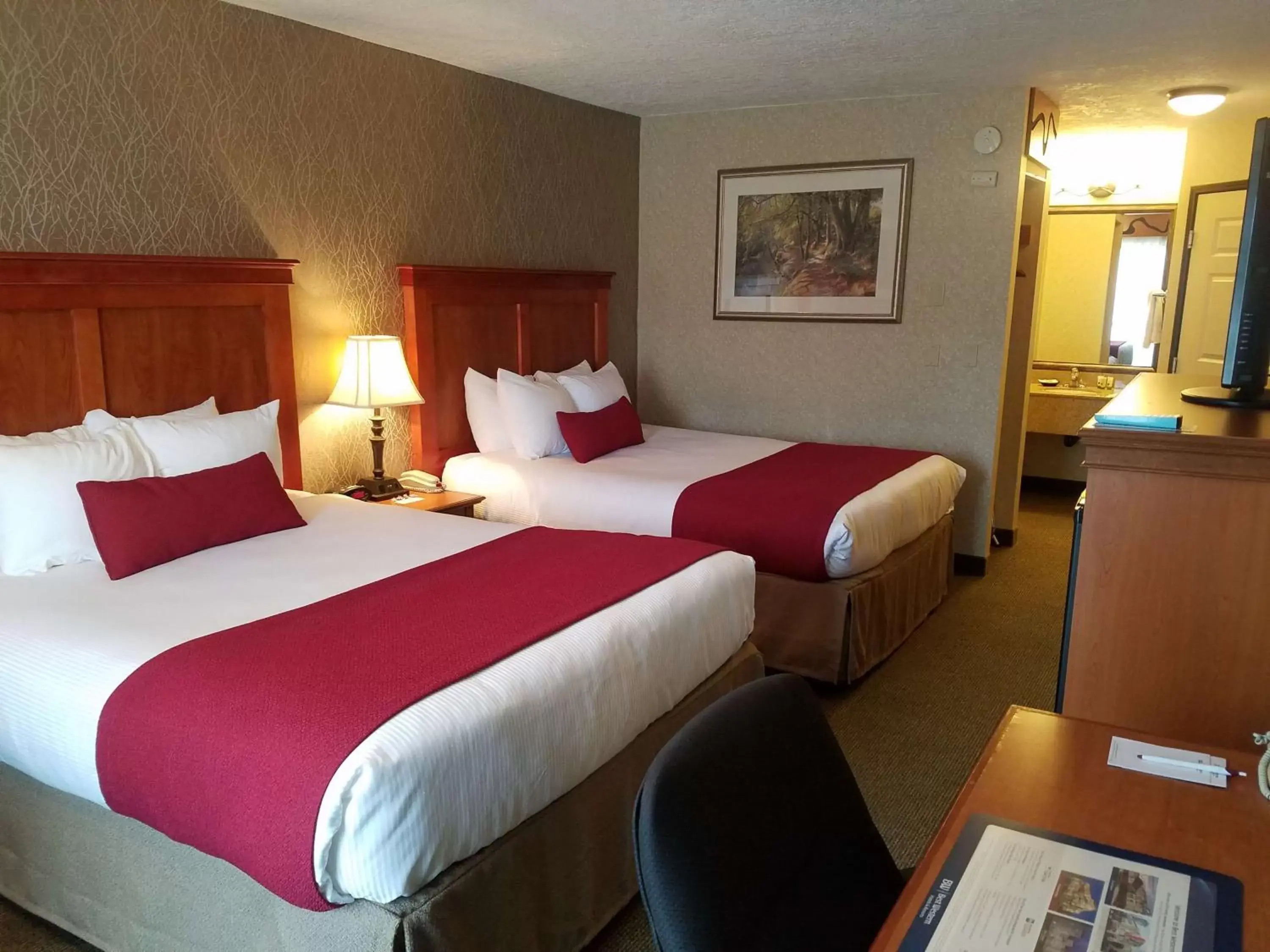 Photo of the whole room, Bed in Best Western Plus Rivershore Hotel