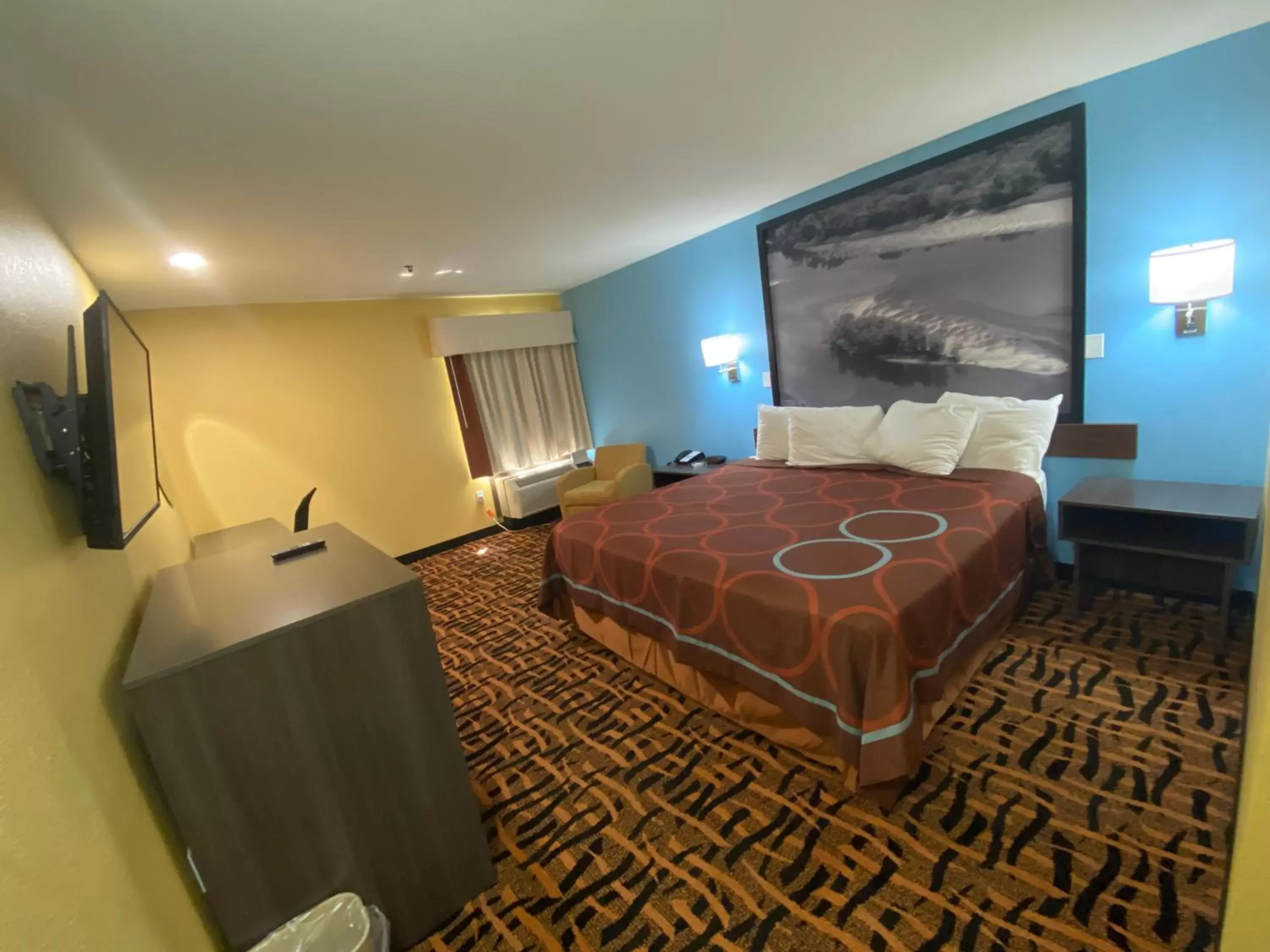 Photo of the whole room, Bed in Super 8 by Wyndham Olive Branch