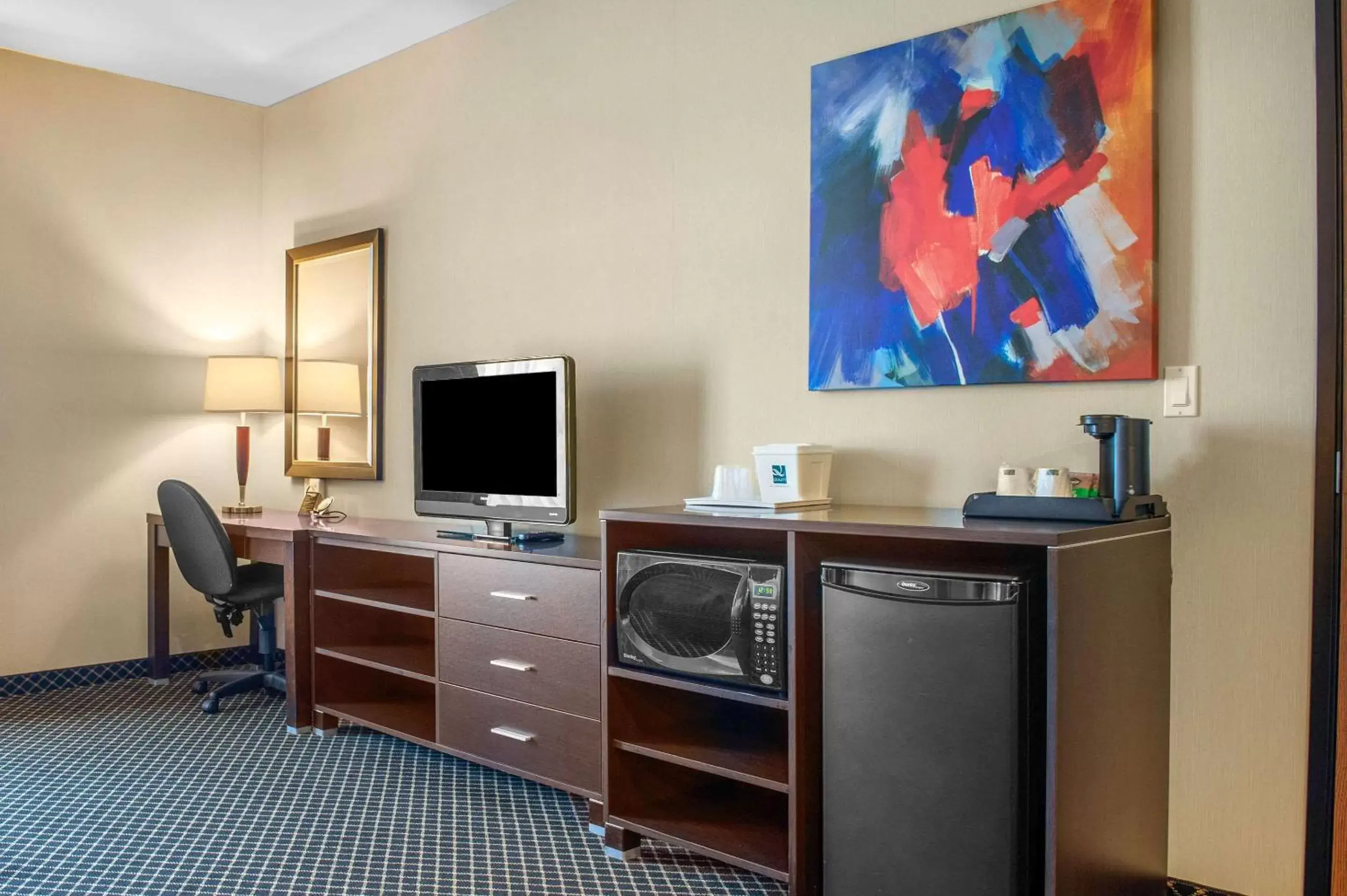 Bedroom, TV/Entertainment Center in Quality Inn & Suites Petawawa