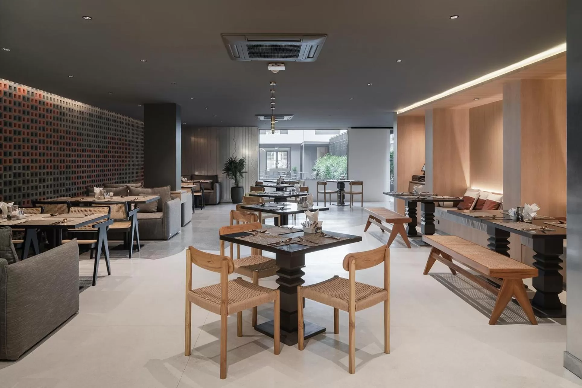 Restaurant/places to eat in Lilit Bang Lumphu Hotel