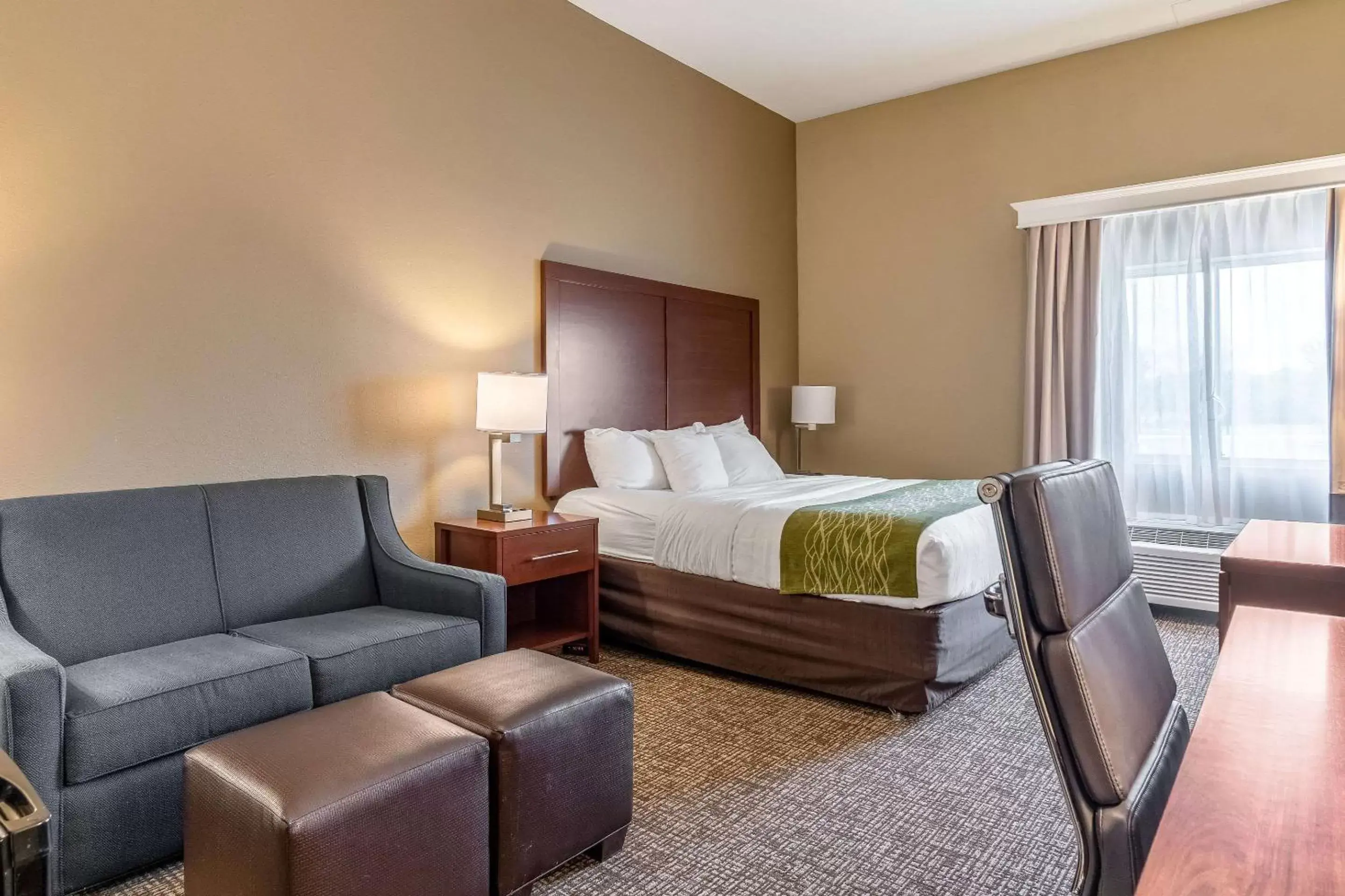 Photo of the whole room, Bed in Comfort Inn and Suites - Tuscumbia/Muscle Shoals