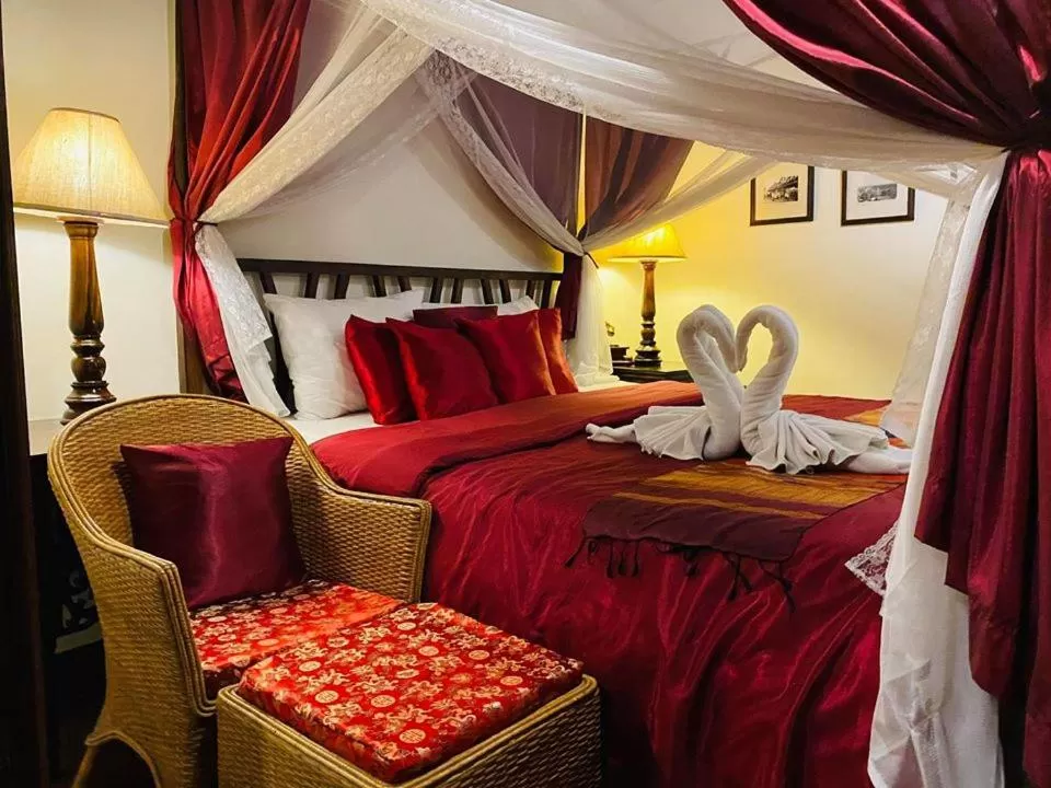 Bed in Tri Yaan Na Ros Colonial House