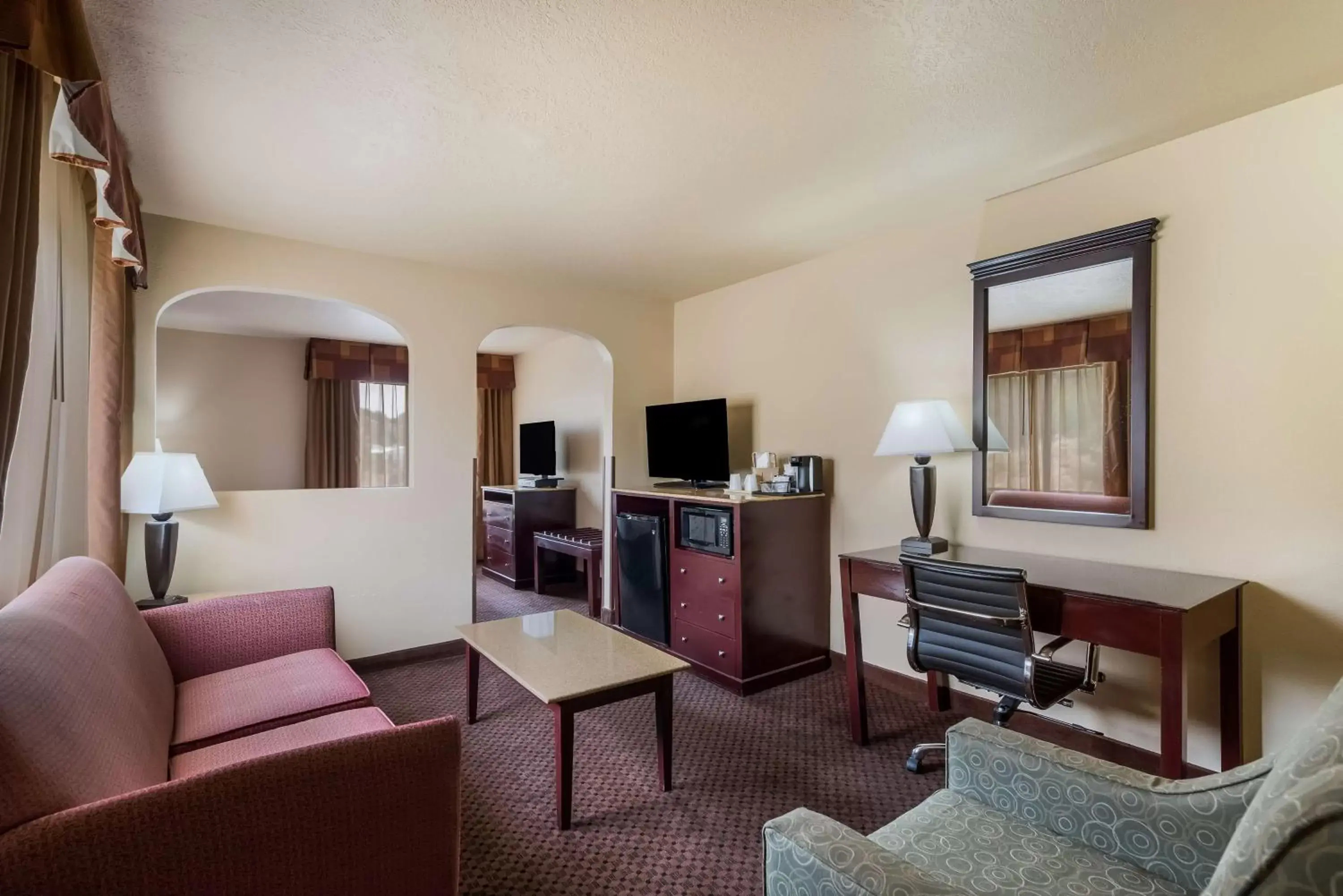 Photo of the whole room, Seating Area in SureStay Plus Hotel by Best Western Silver City