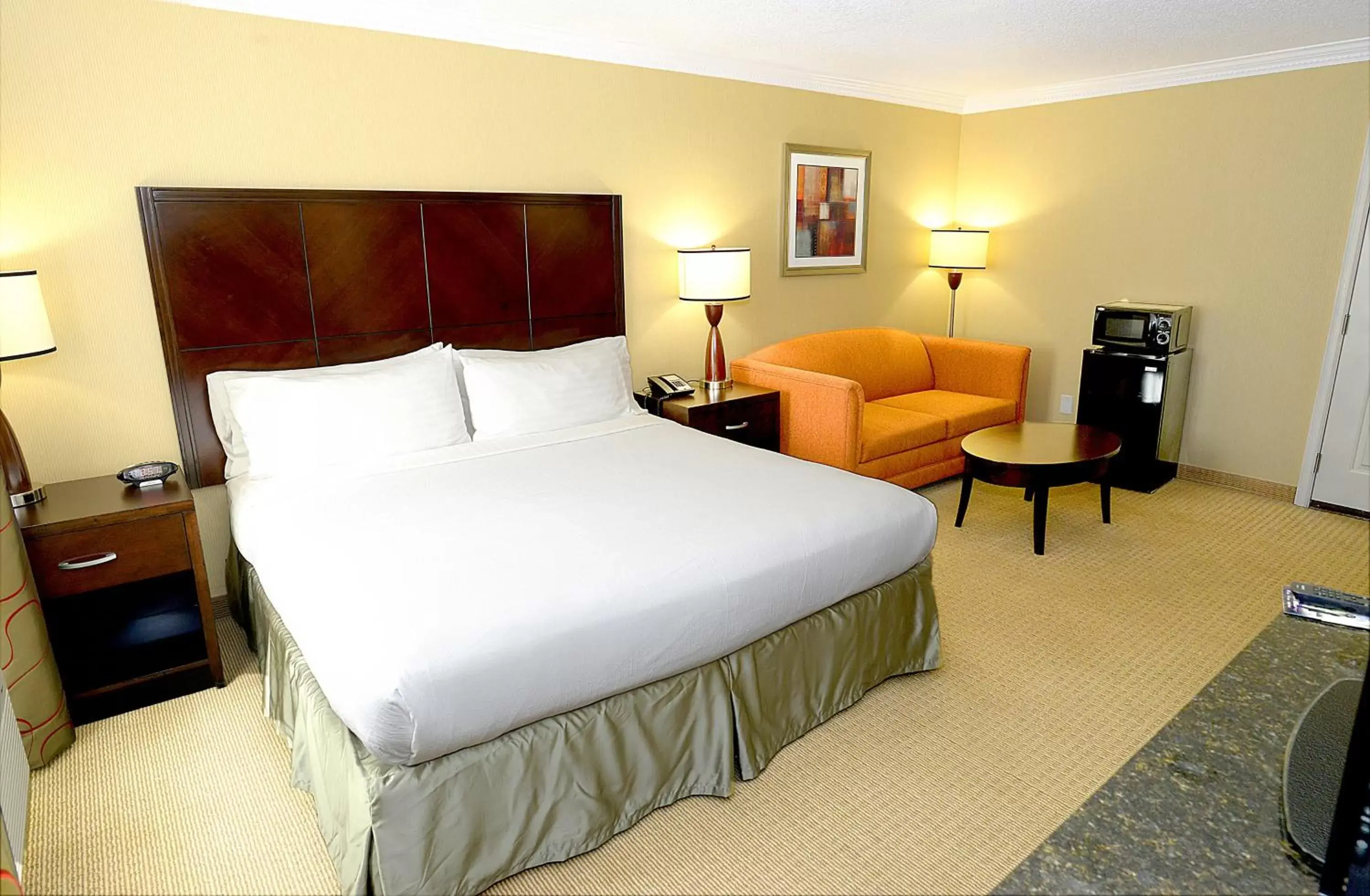 Photo of the whole room, Bed in Holiday Inn & Suites San Mateo - SFO, an IHG Hotel